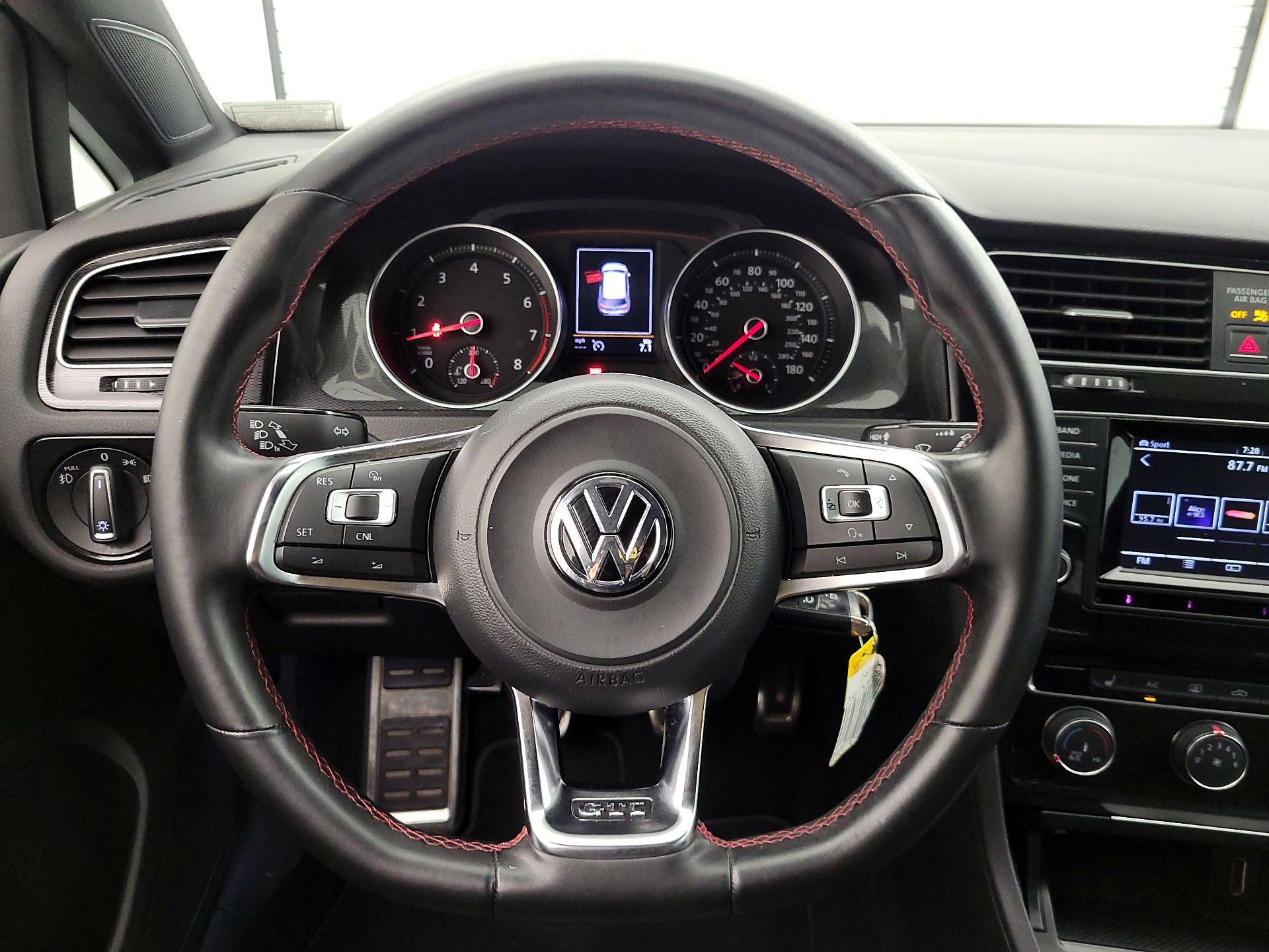 Thumbnail: 2015 Volkswagen Golf - 10