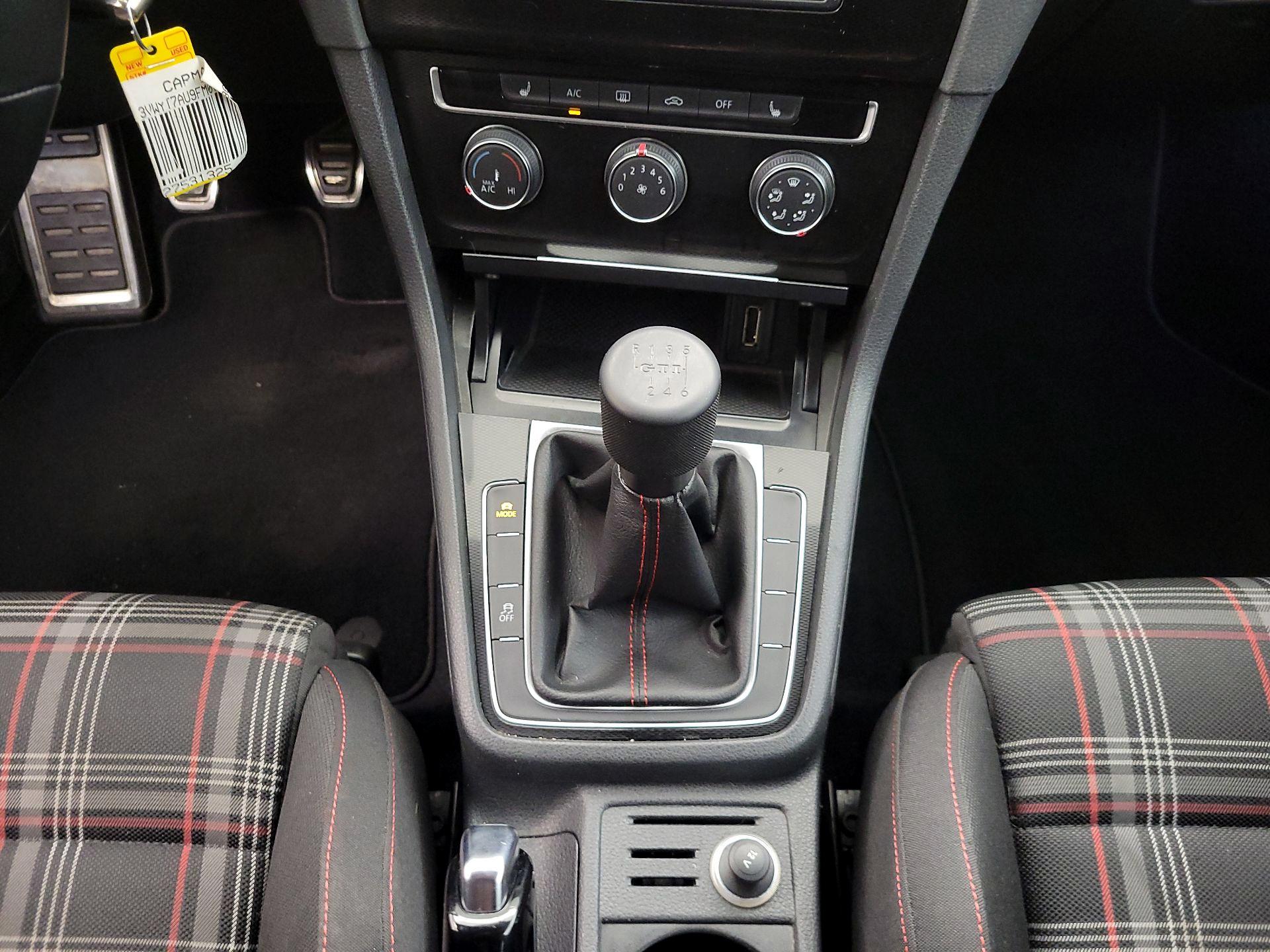Thumbnail: 2015 Volkswagen Golf - 16