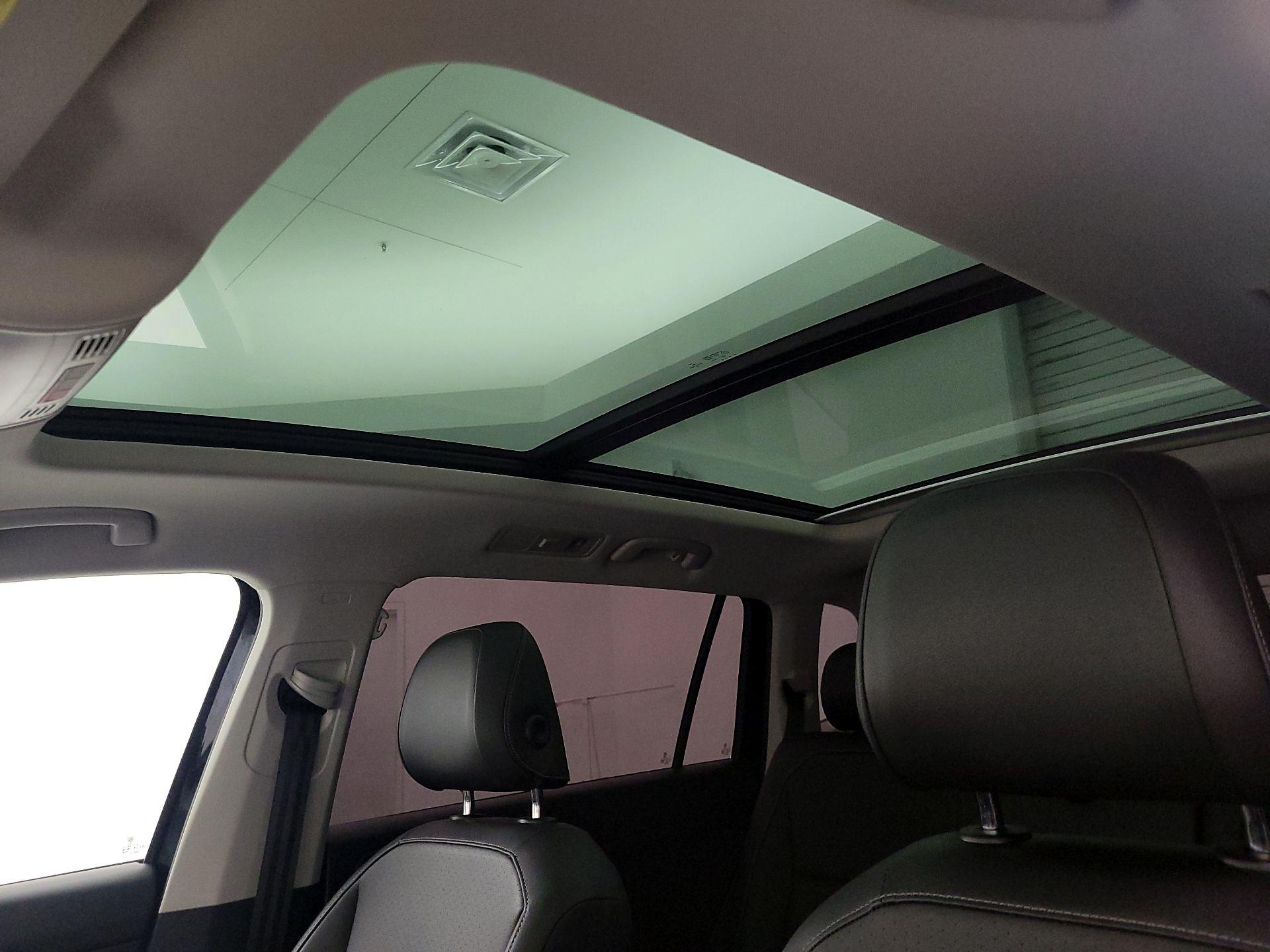 Thumbnail: 2019 Volkswagen Tiguan - 17