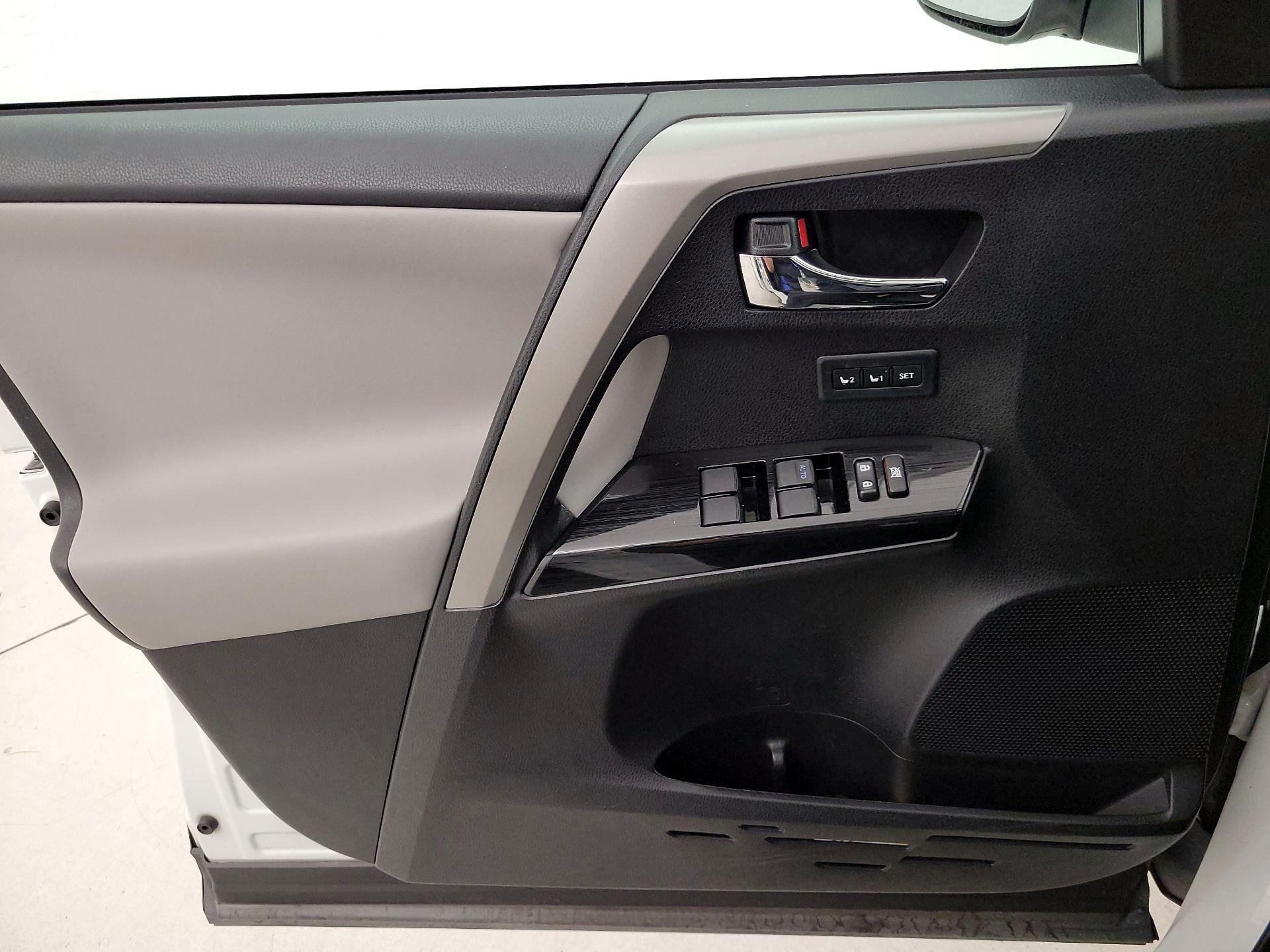 Thumbnail: 2016 Toyota RAV4 - 12