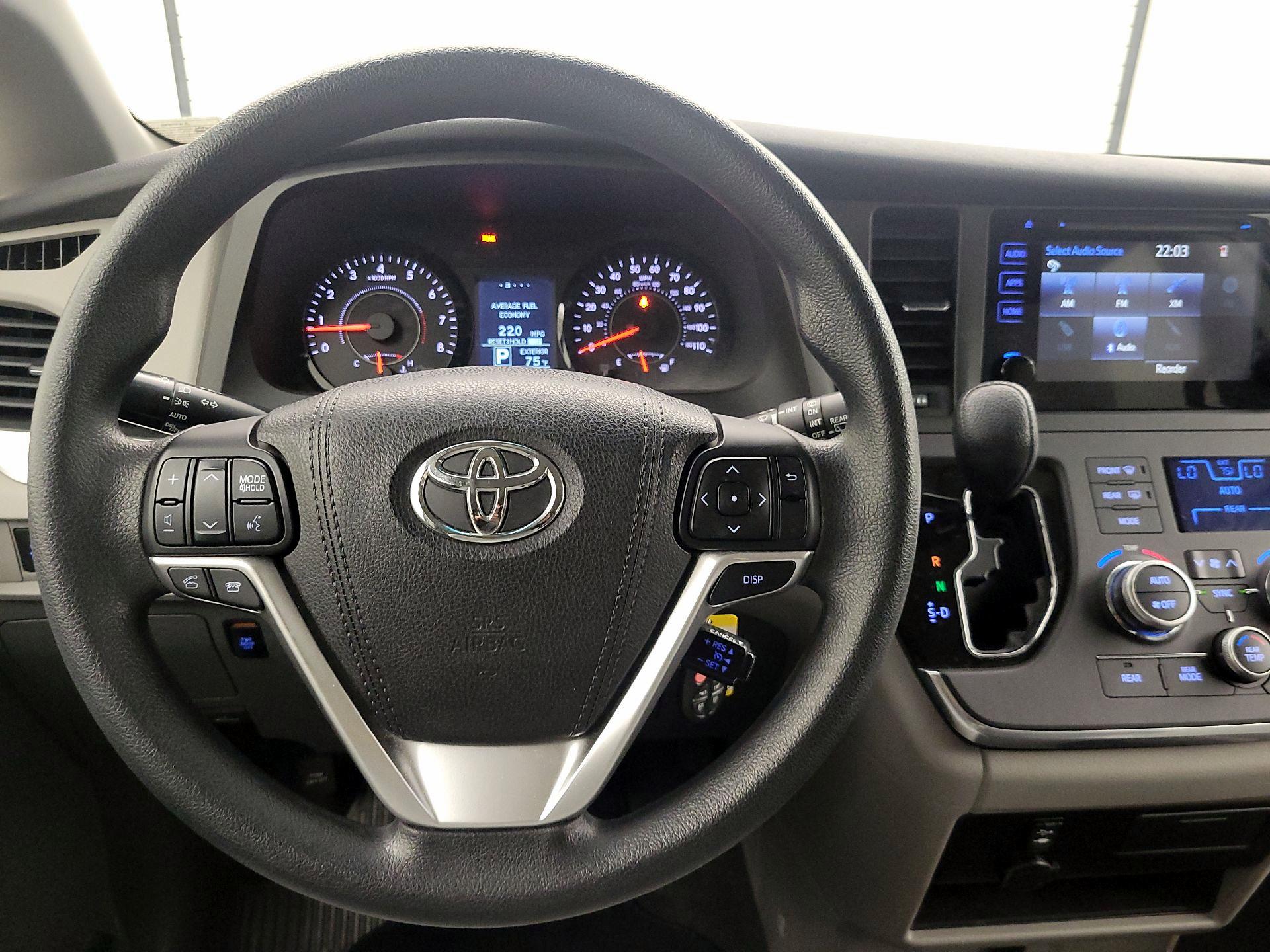 Thumbnail: 2015 Toyota Sienna - 10