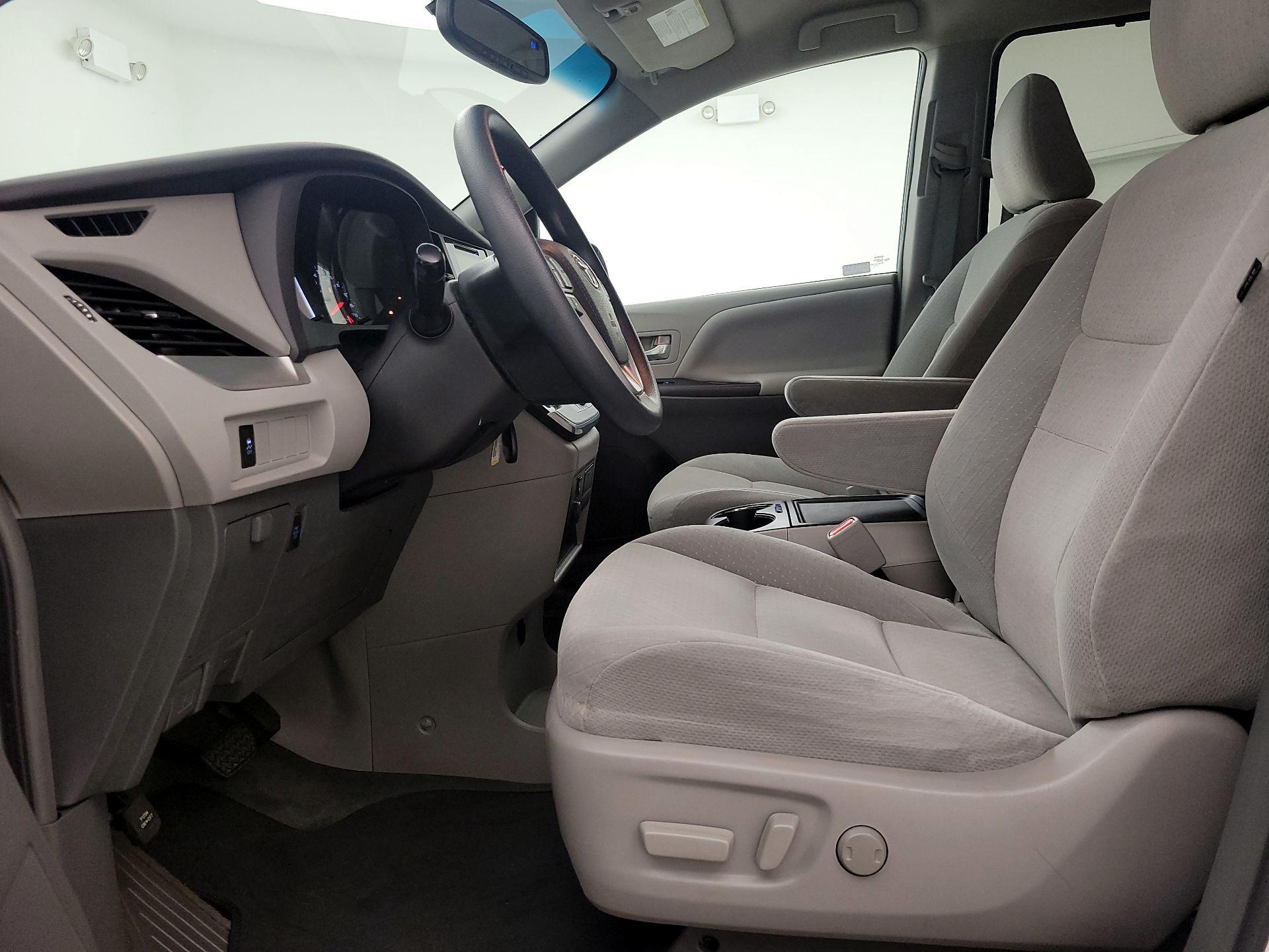 Thumbnail: 2015 Toyota Sienna - 11
