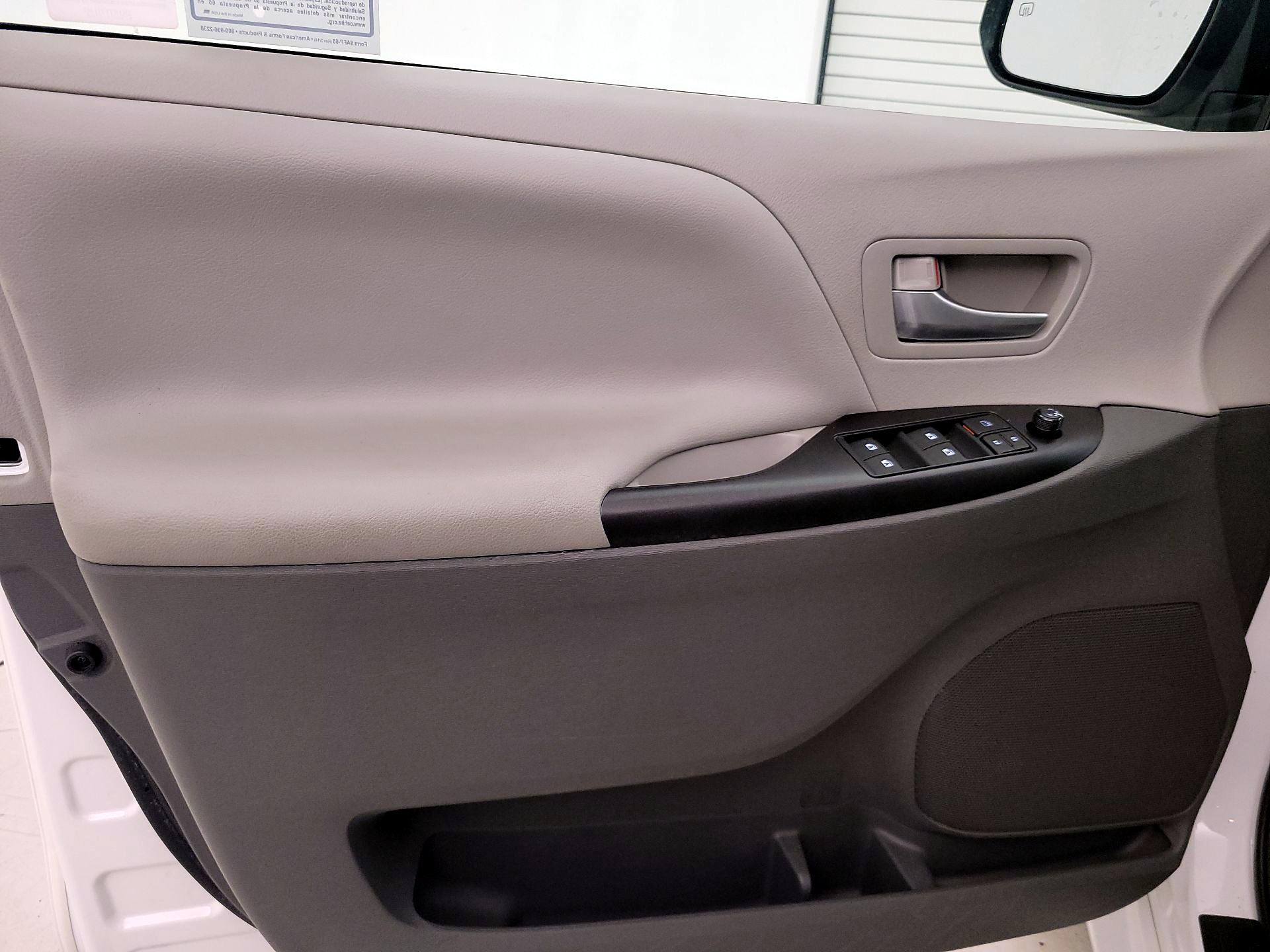 Thumbnail: 2015 Toyota Sienna - 12