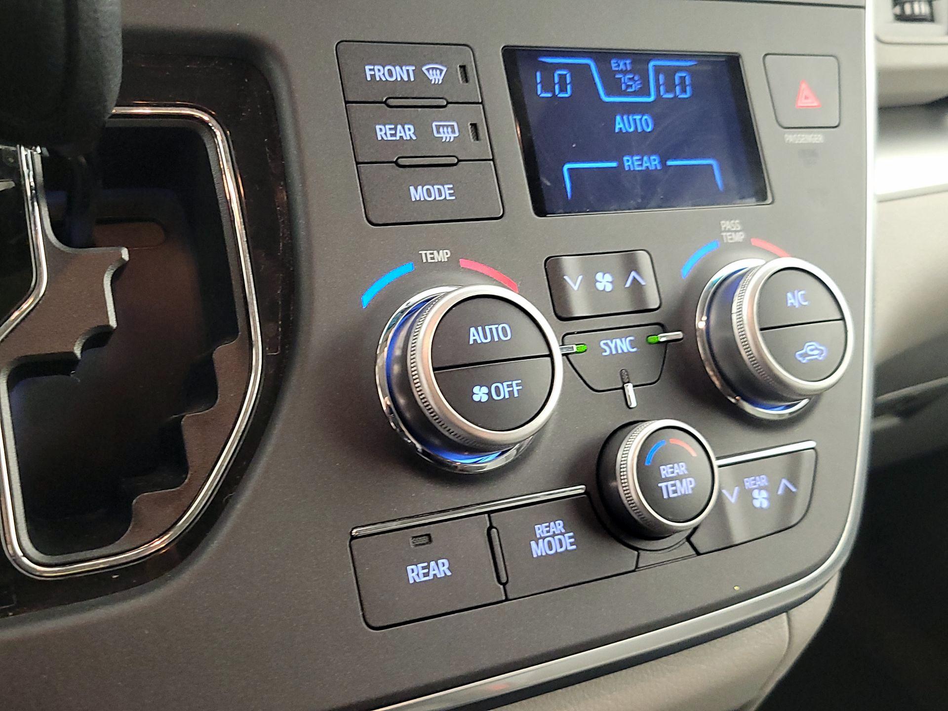 Thumbnail: 2015 Toyota Sienna - 16