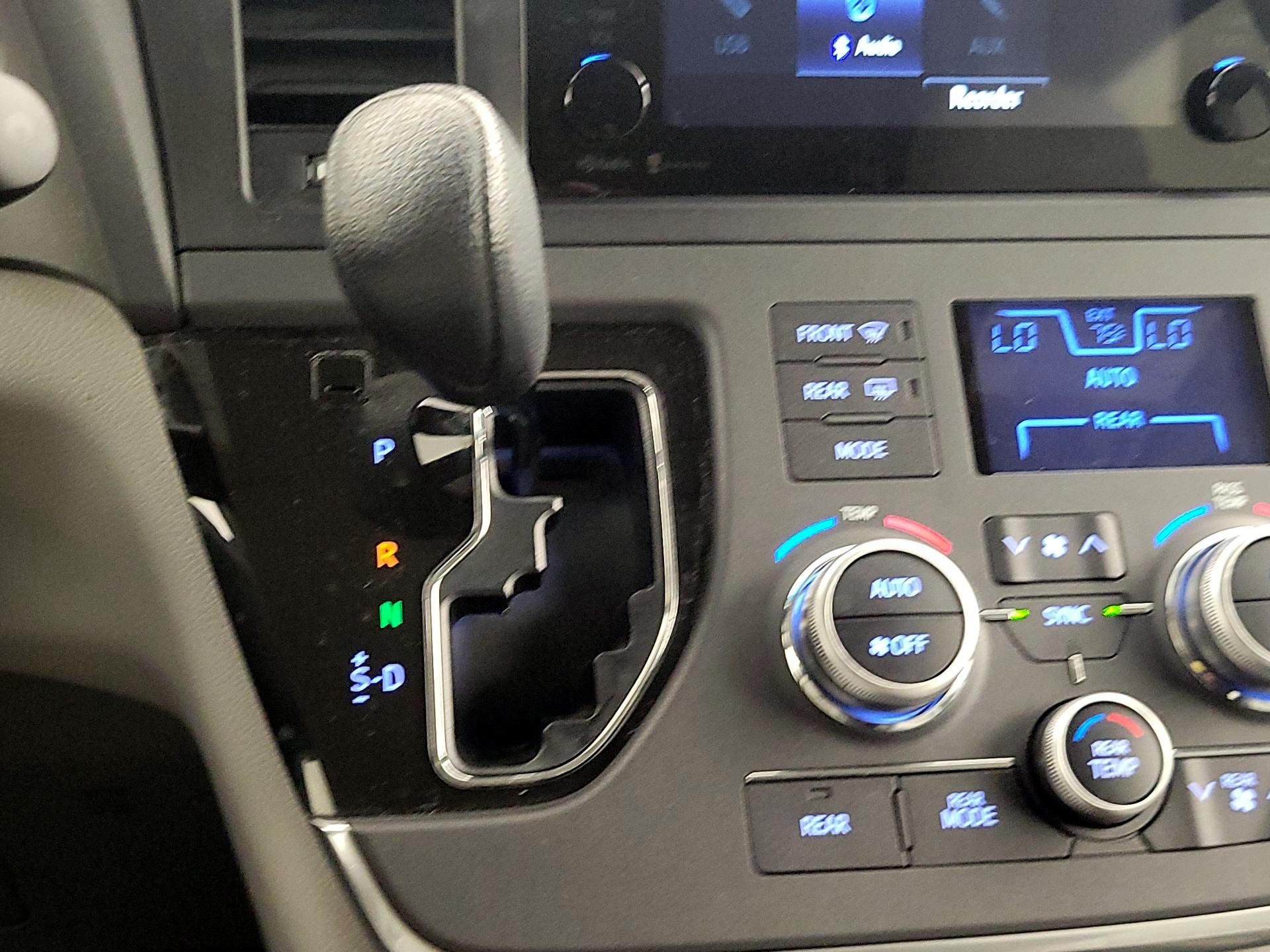 Thumbnail: 2015 Toyota Sienna - 17