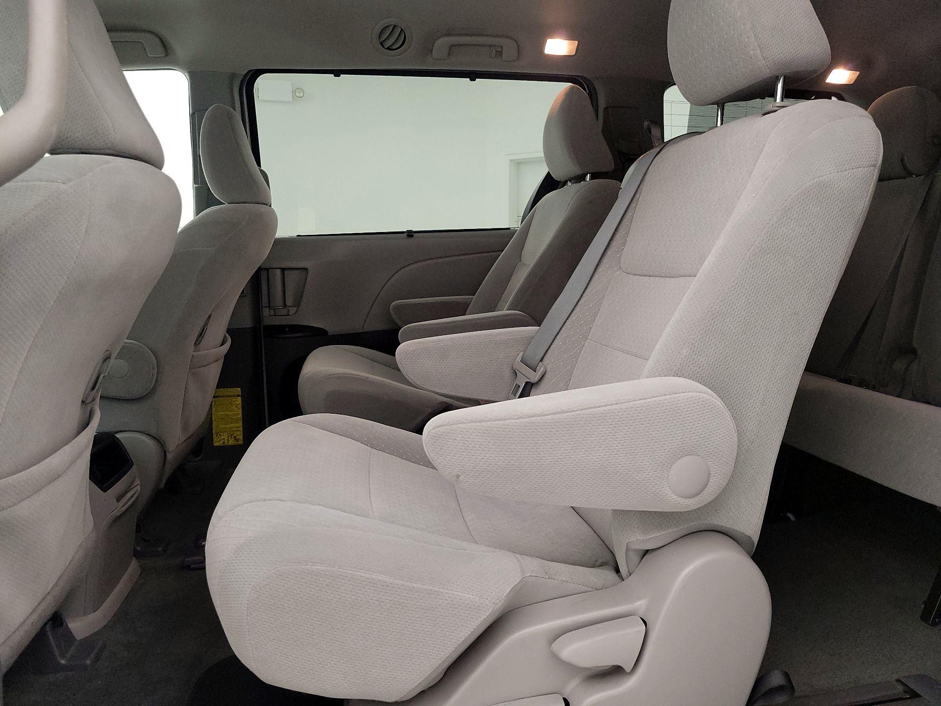 Thumbnail: 2015 Toyota Sienna - 19