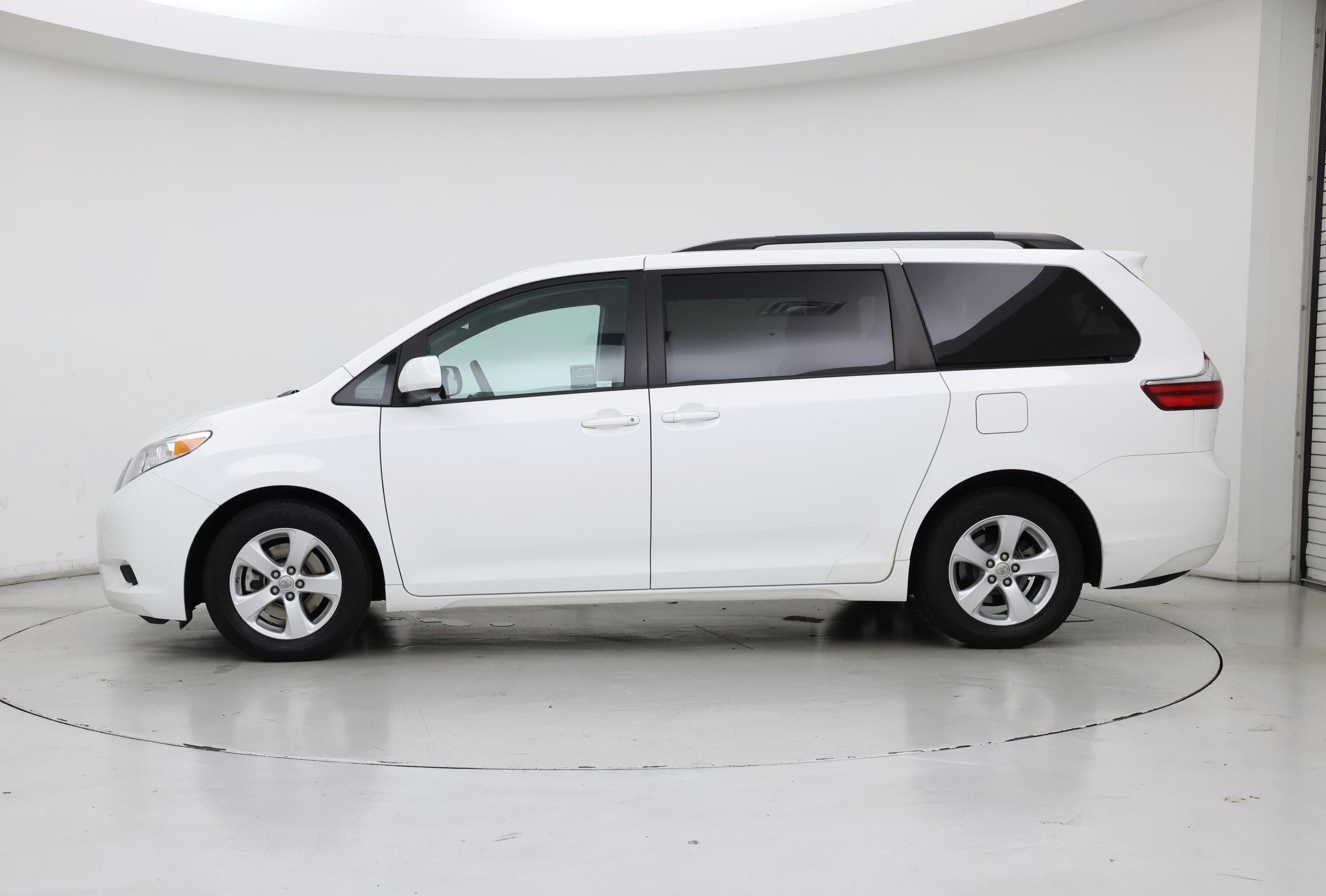 Thumbnail: 2015 Toyota Sienna - 3