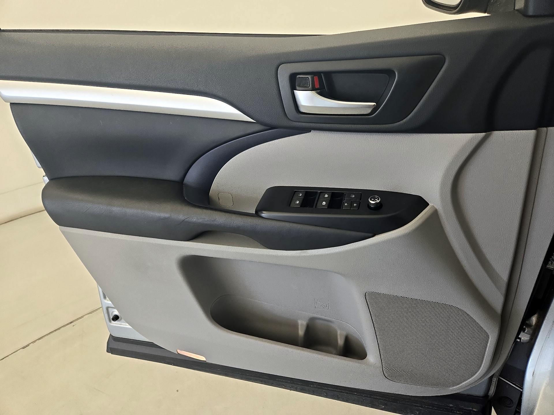 Thumbnail: 2019 Toyota Highlander - 12