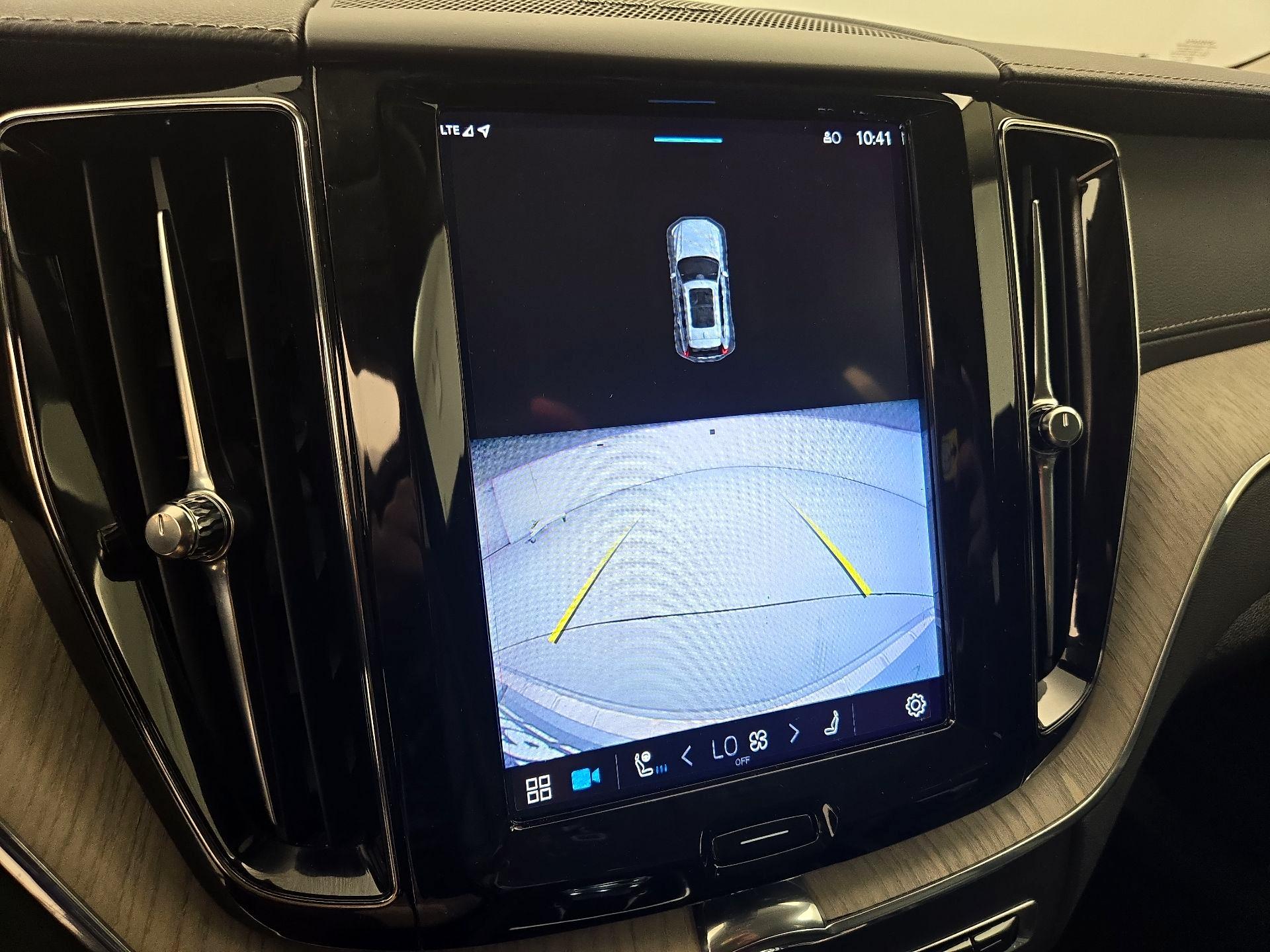 Thumbnail: 2022 Volvo XC60 - 15