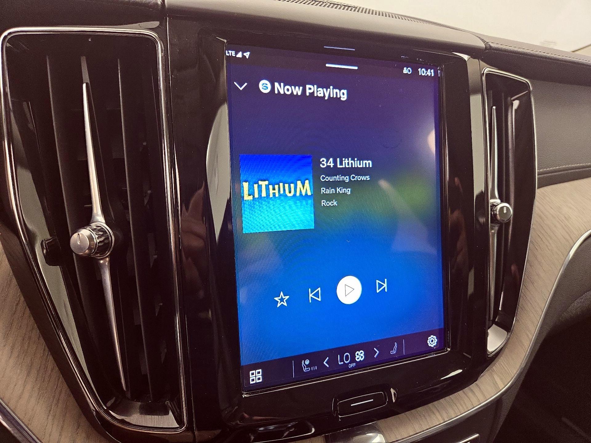 Thumbnail: 2022 Volvo XC60 - 16