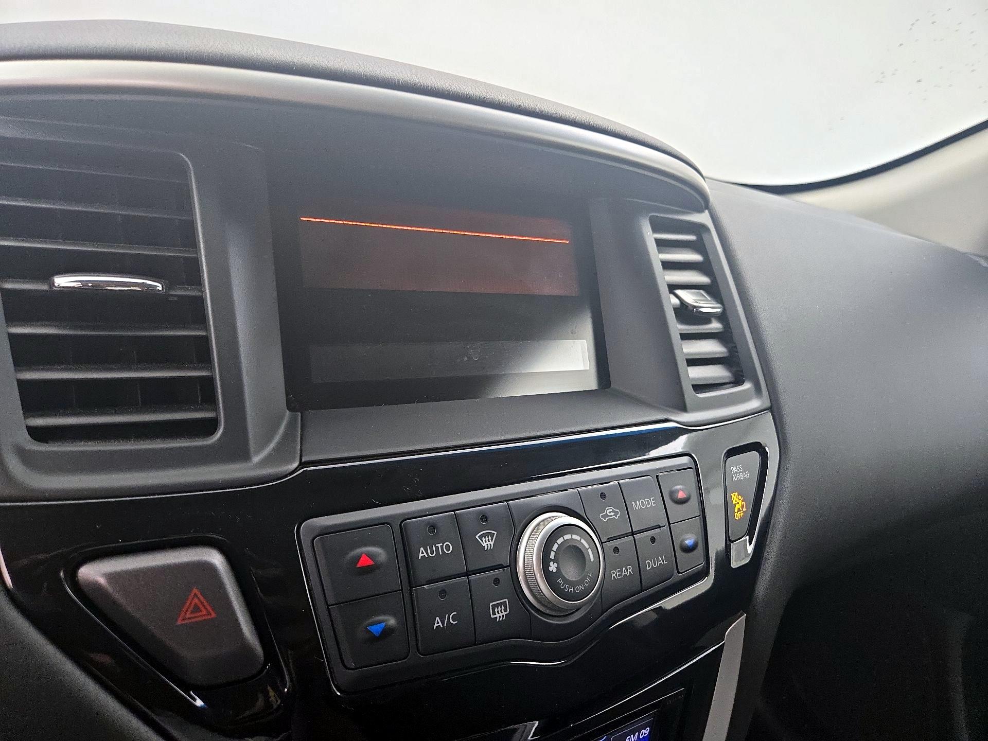 Thumbnail: 2014 Nissan Pathfinder - 16