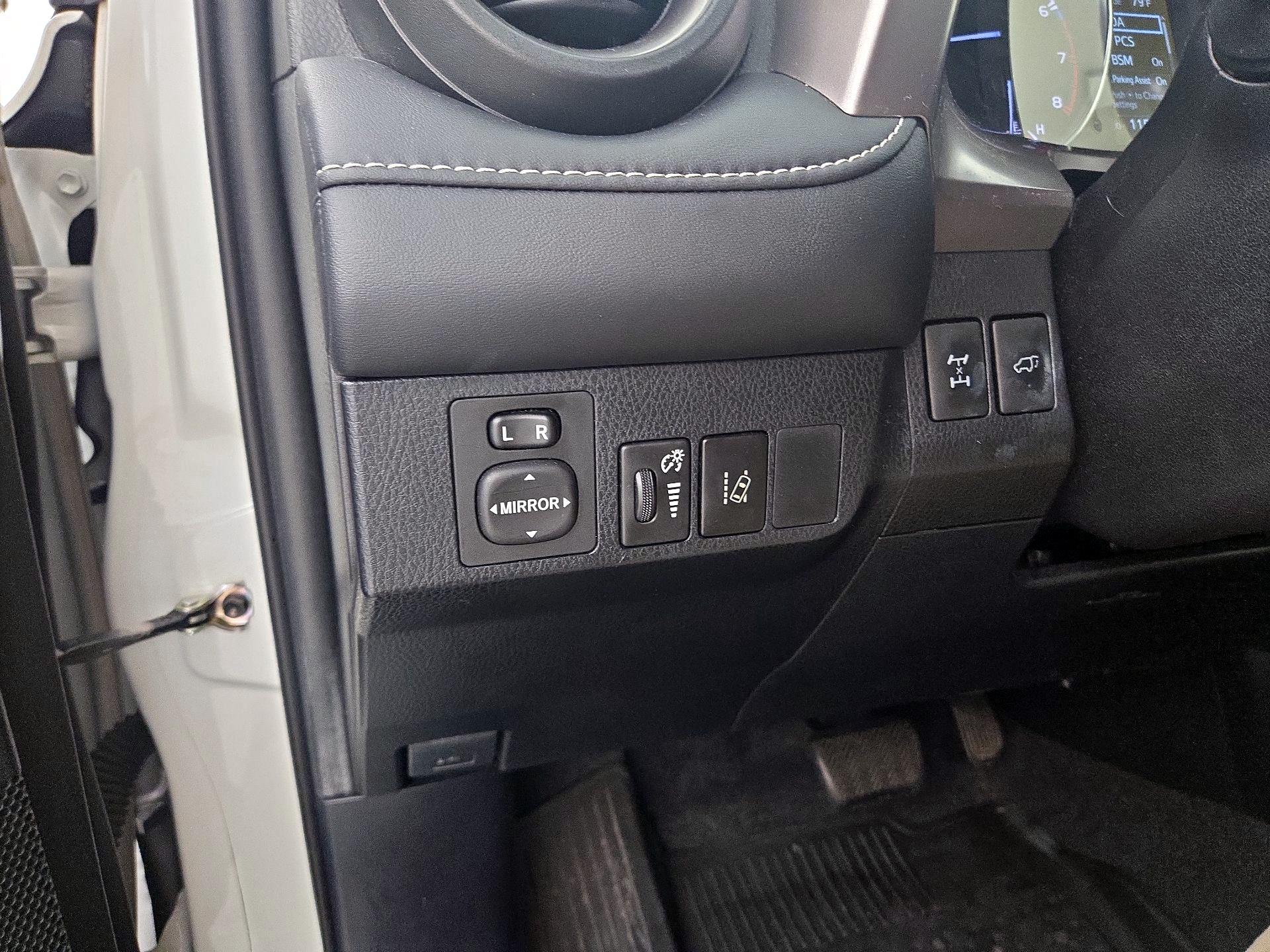 Thumbnail: 2016 Toyota RAV4 - 13