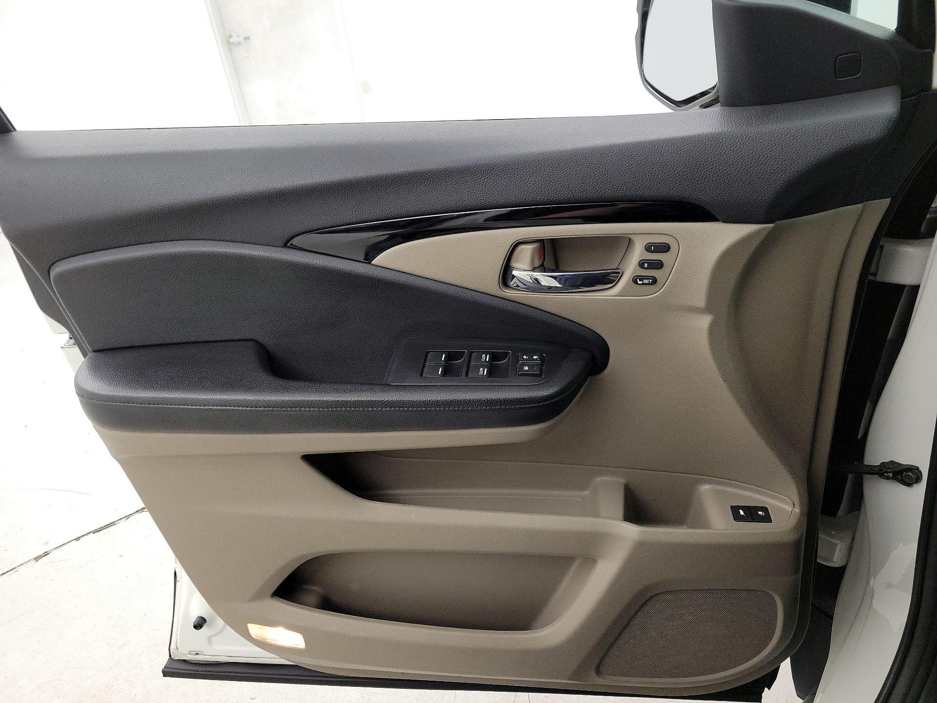 Thumbnail: 2019 Honda Pilot - 12