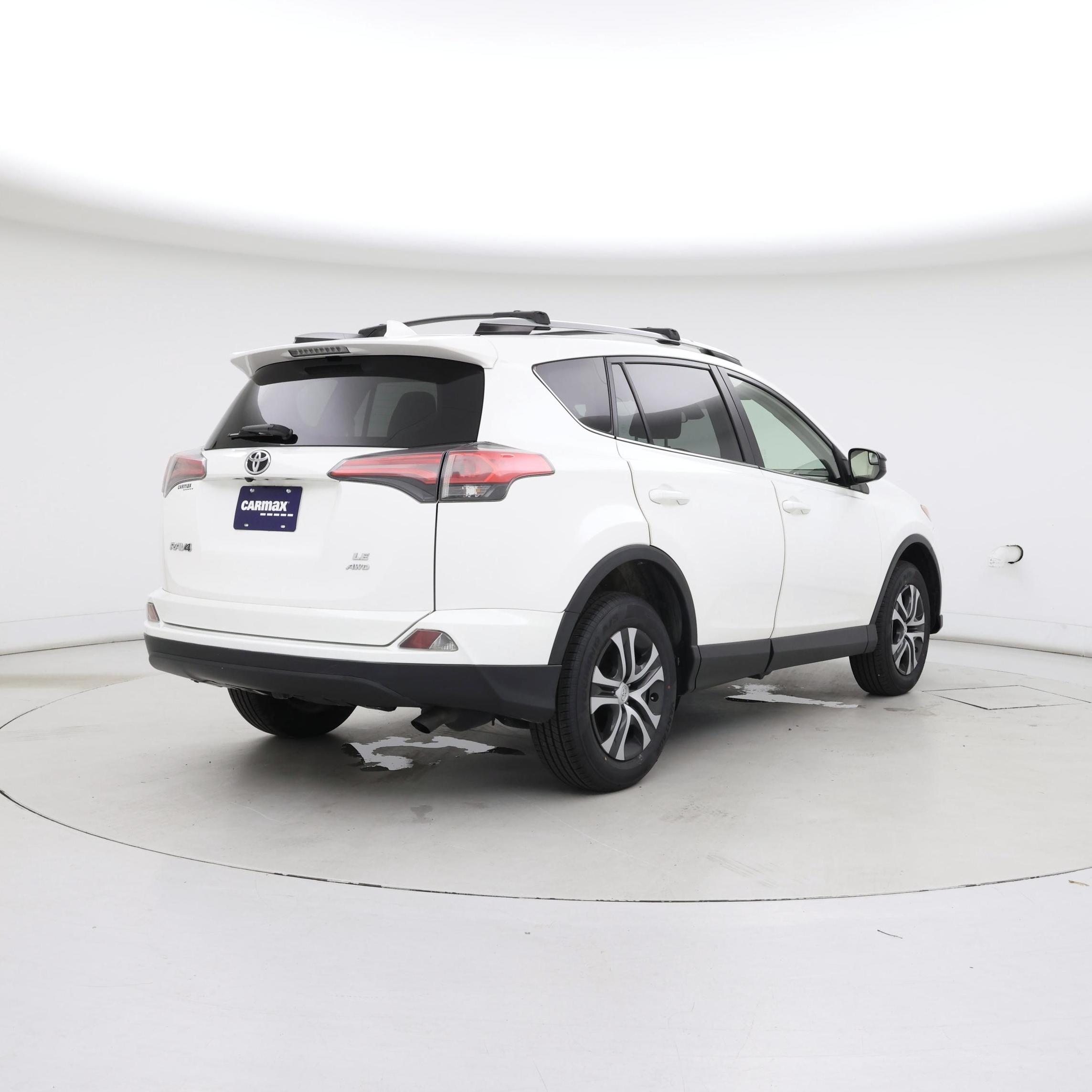 Thumbnail: 2017 Toyota RAV4 - 8