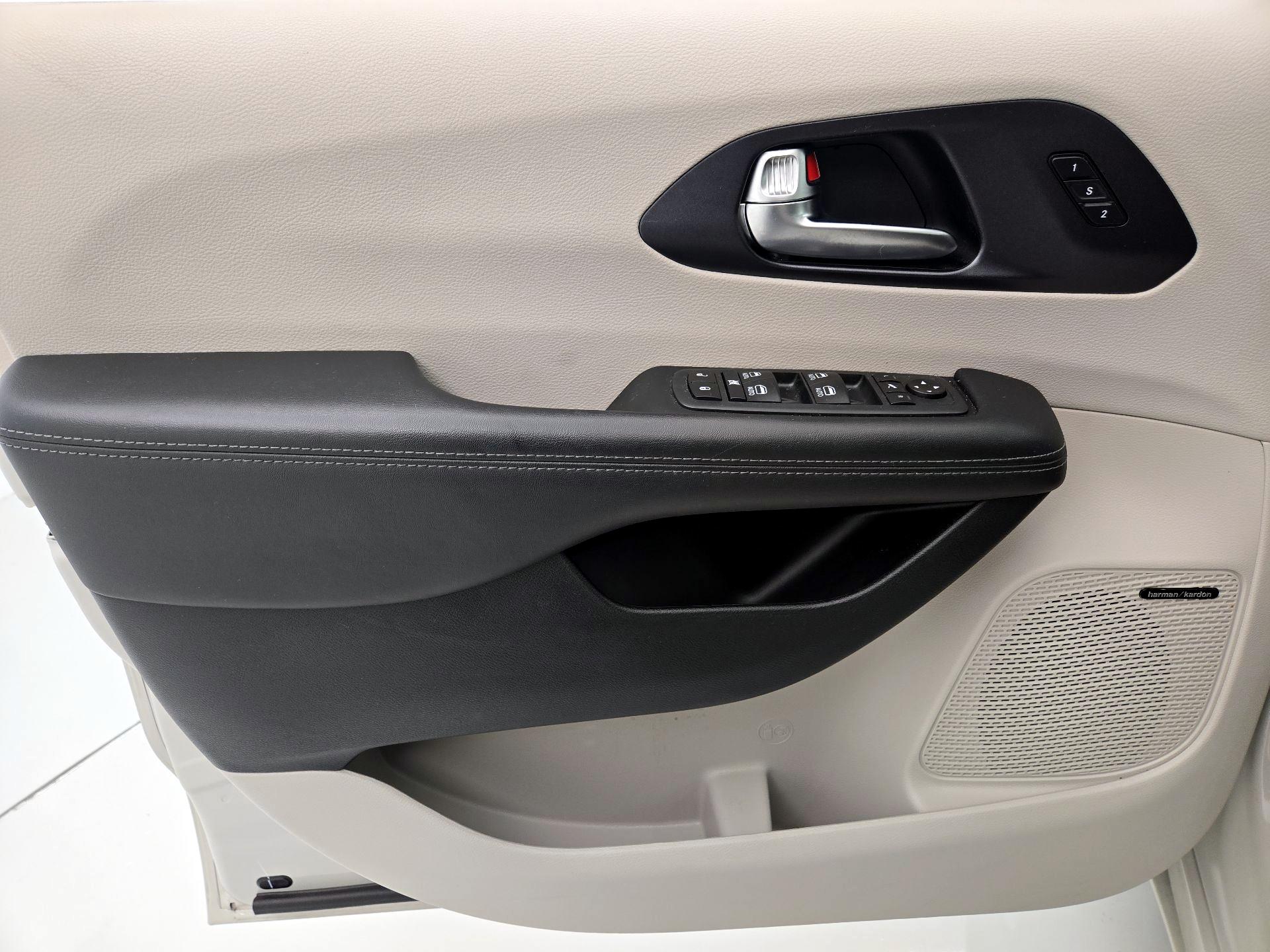 Thumbnail: 2020 Chrysler Pacifica - 12