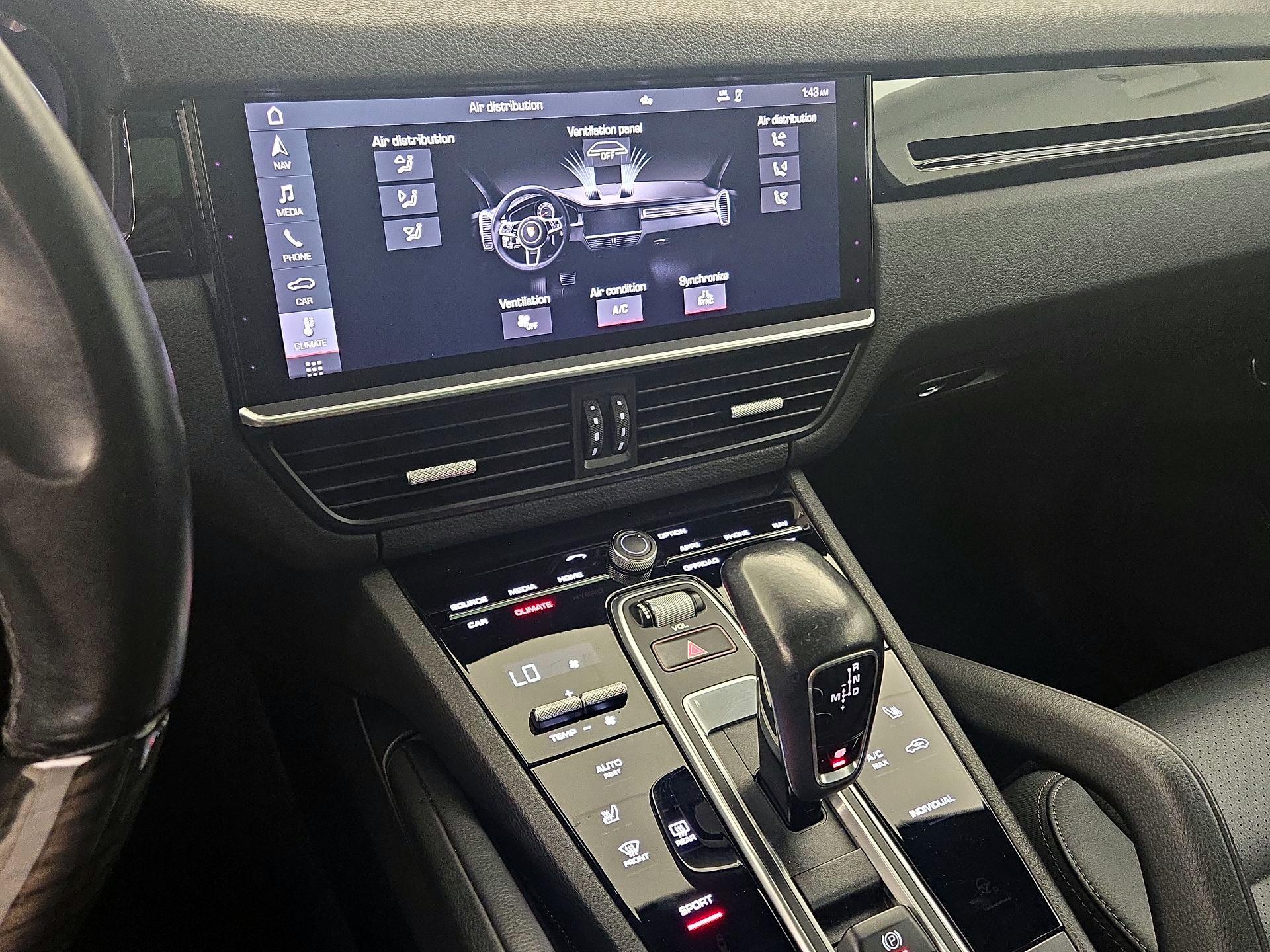 Thumbnail: 2021 Porsche Cayenne - 17