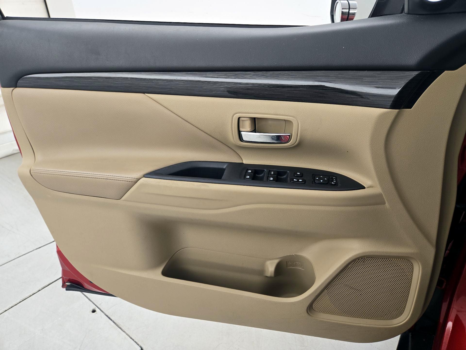 Thumbnail: 2017 Mitsubishi Outlander - 12
