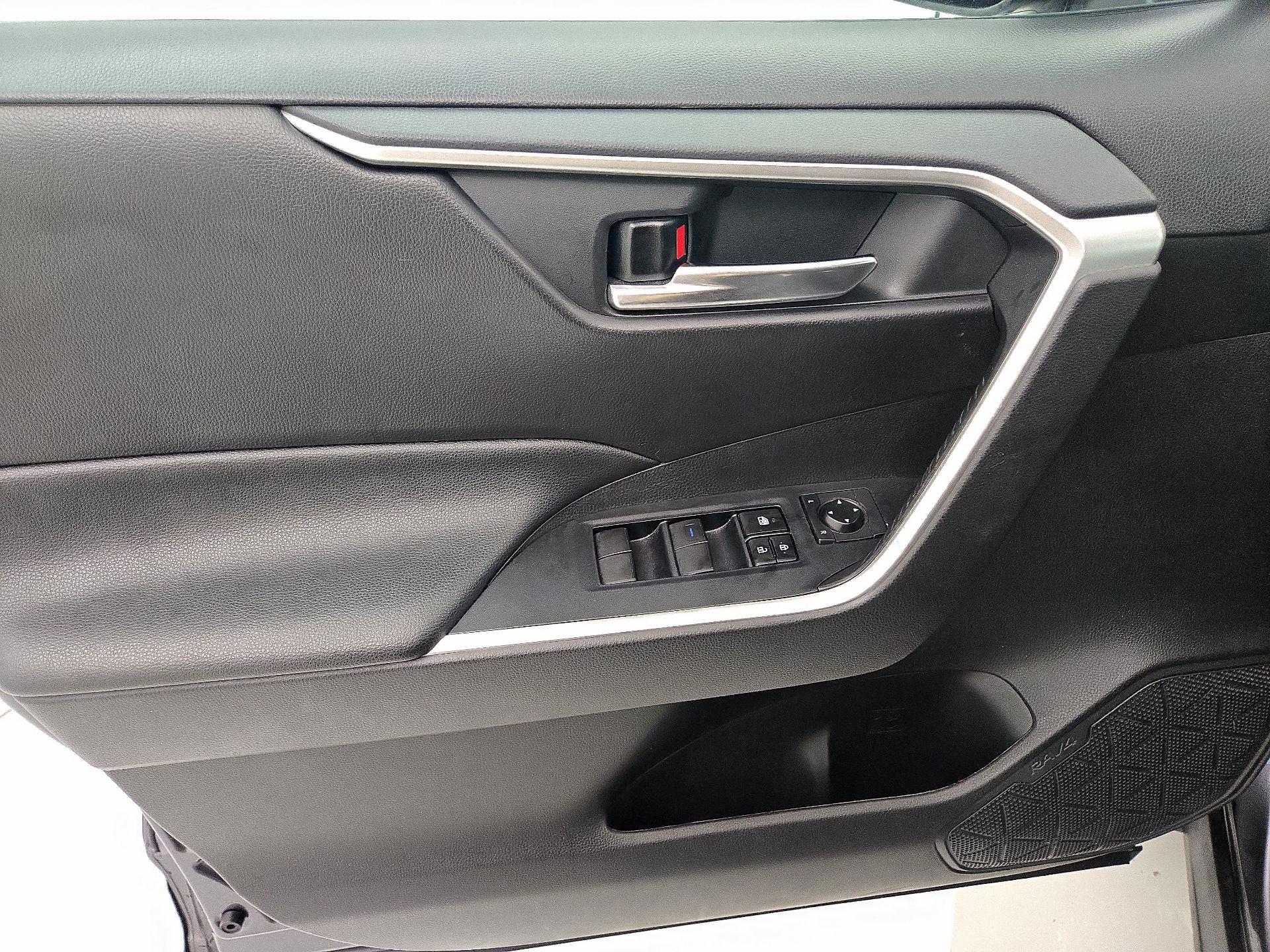 Thumbnail: 2020 Toyota RAV4 - 12