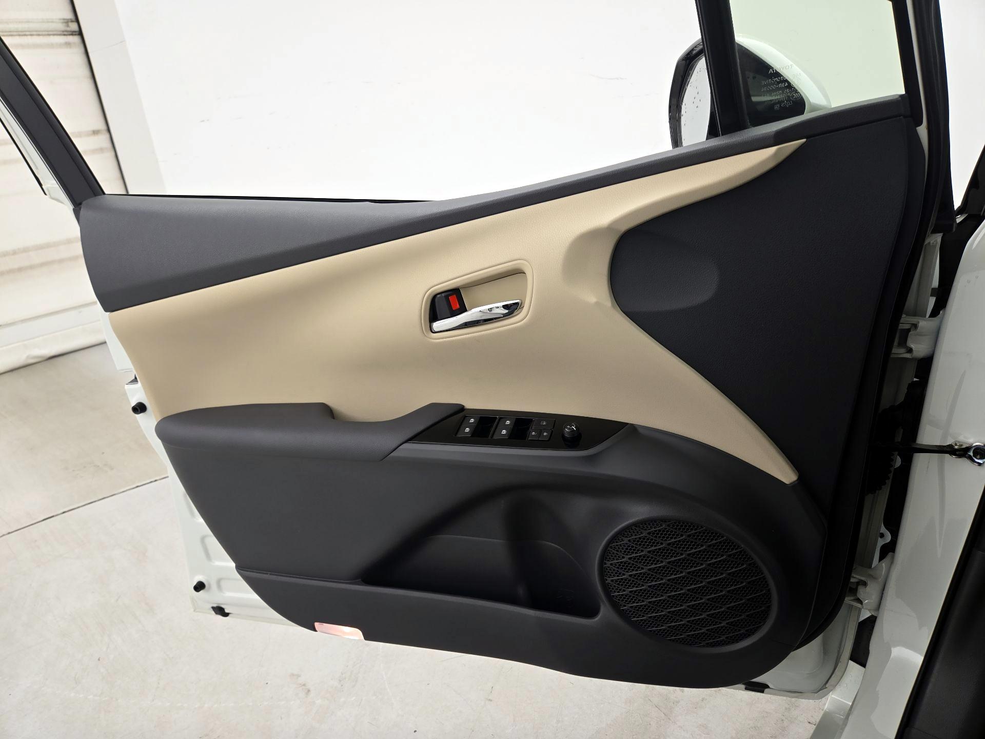 Thumbnail: 2016 Toyota Prius - 12