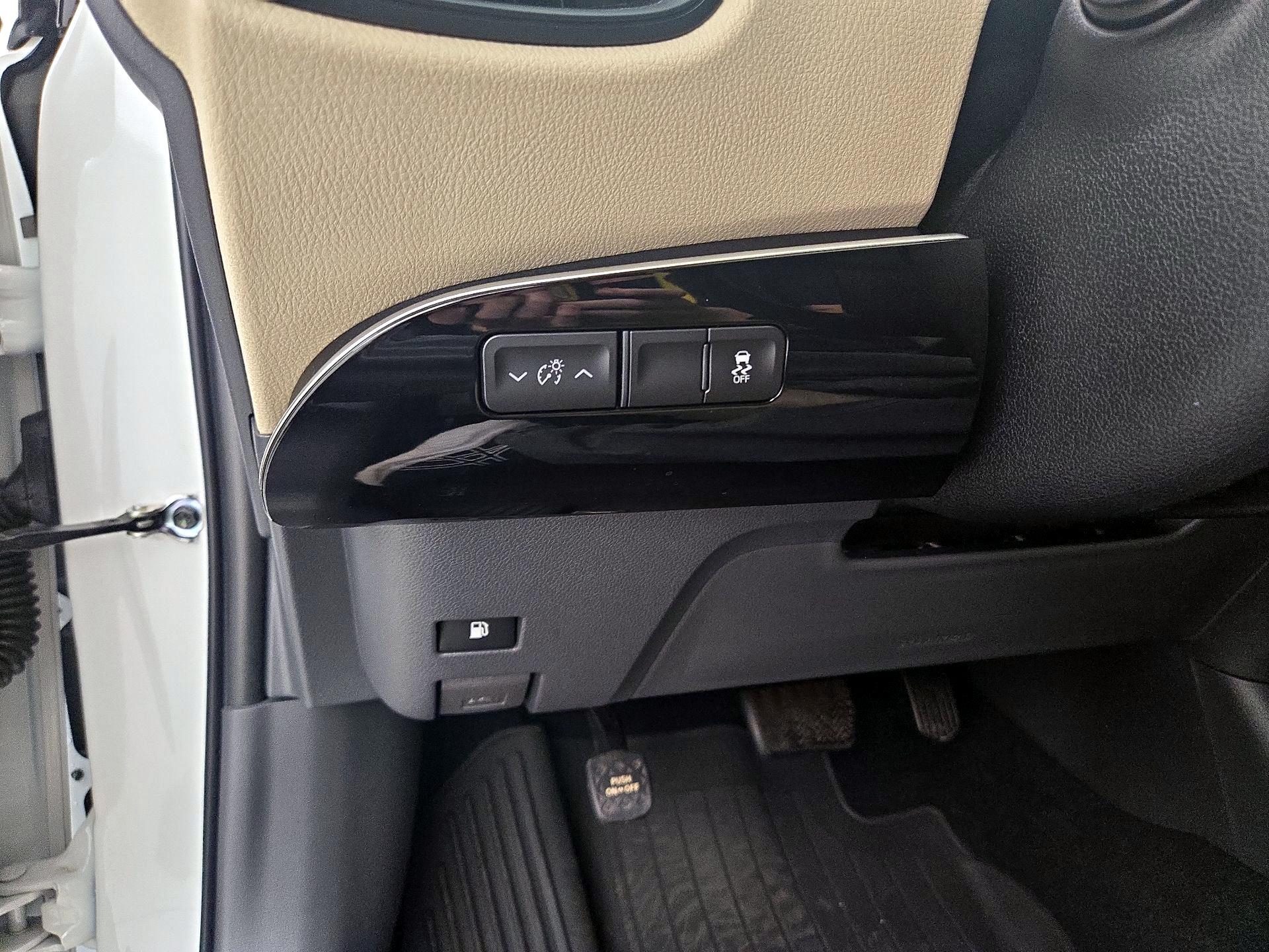 Thumbnail: 2016 Toyota Prius - 13
