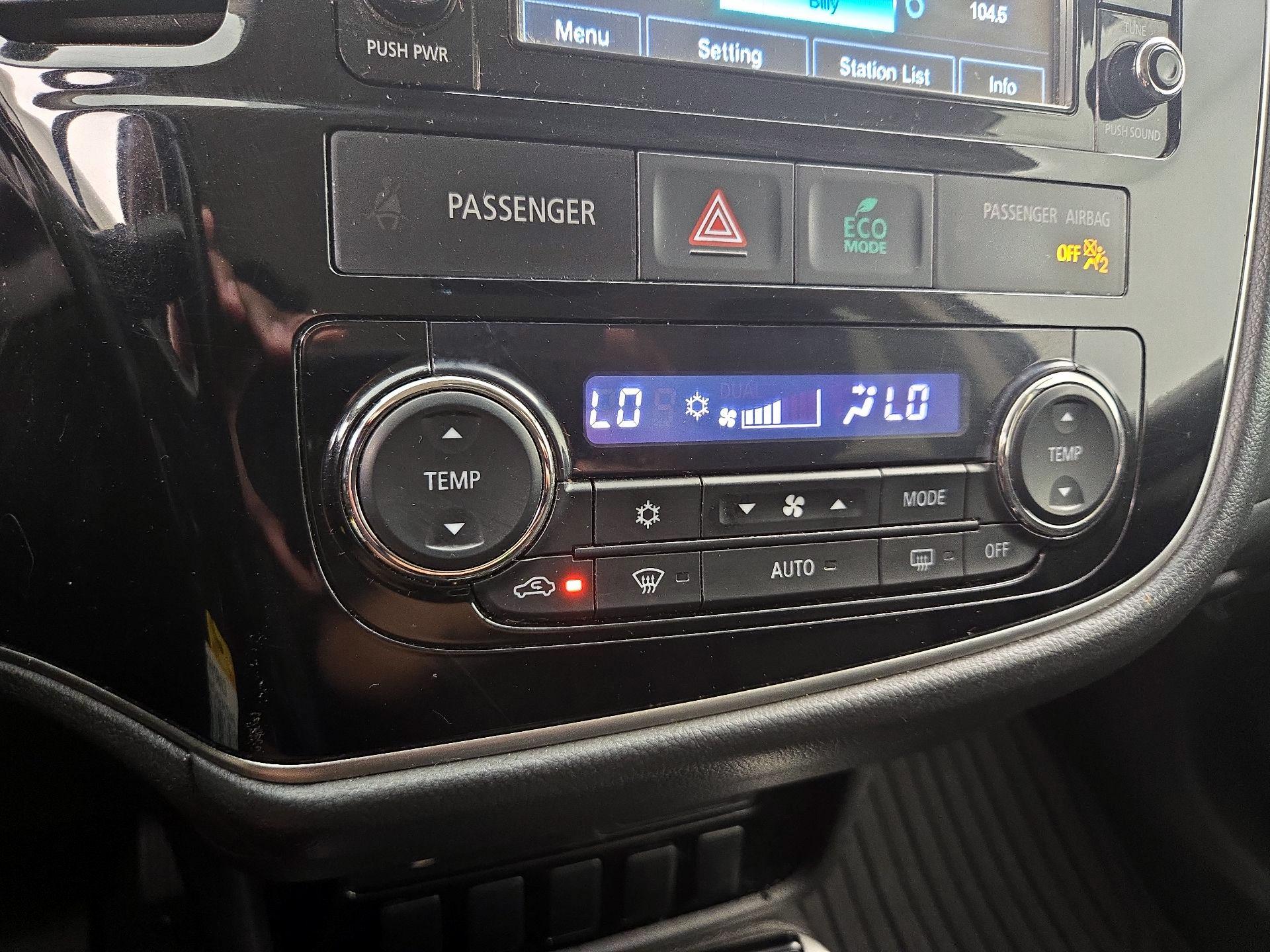 Thumbnail: 2017 Mitsubishi Outlander - 16