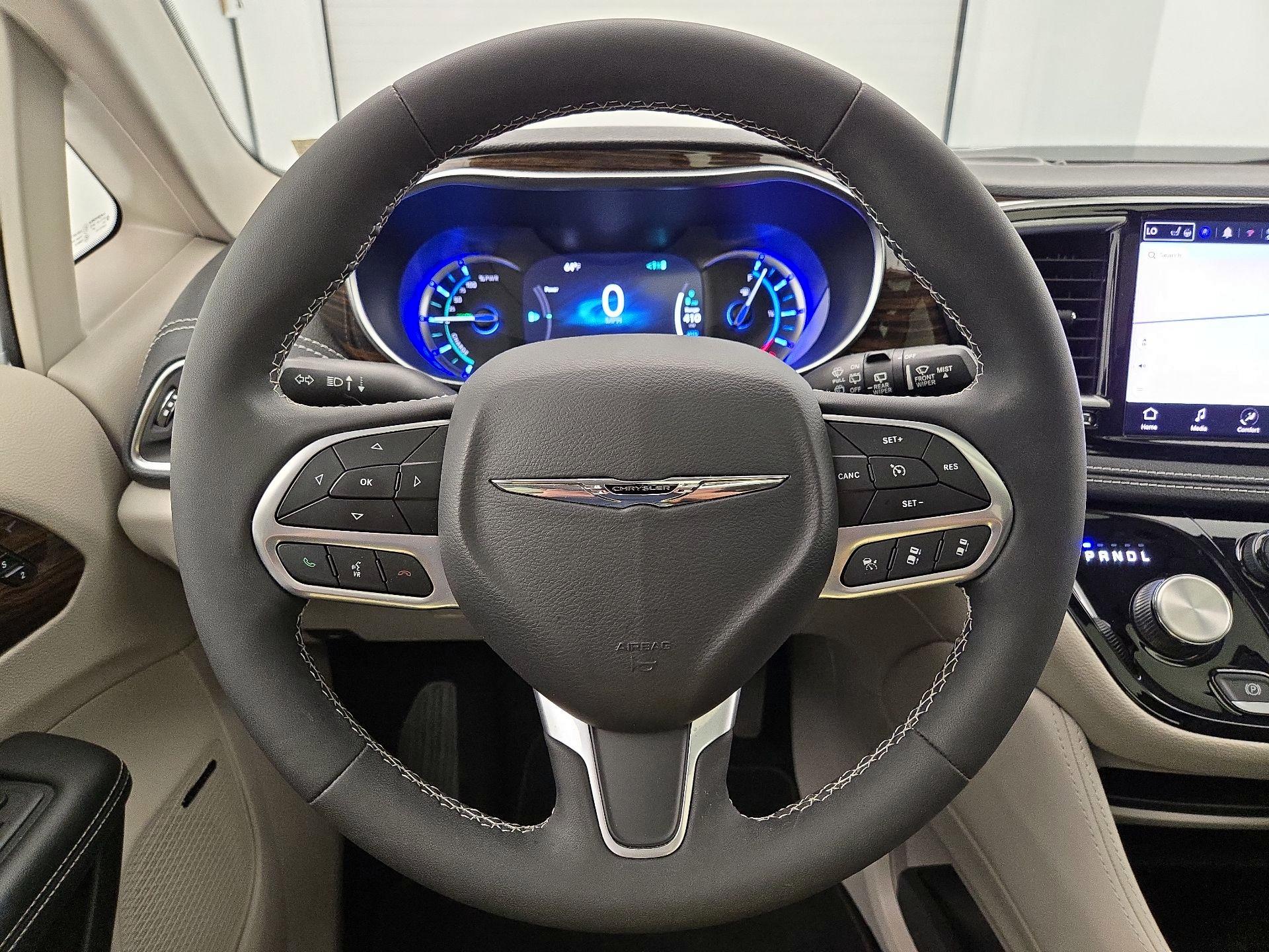Thumbnail: 2022 Chrysler Pacifica - 10
