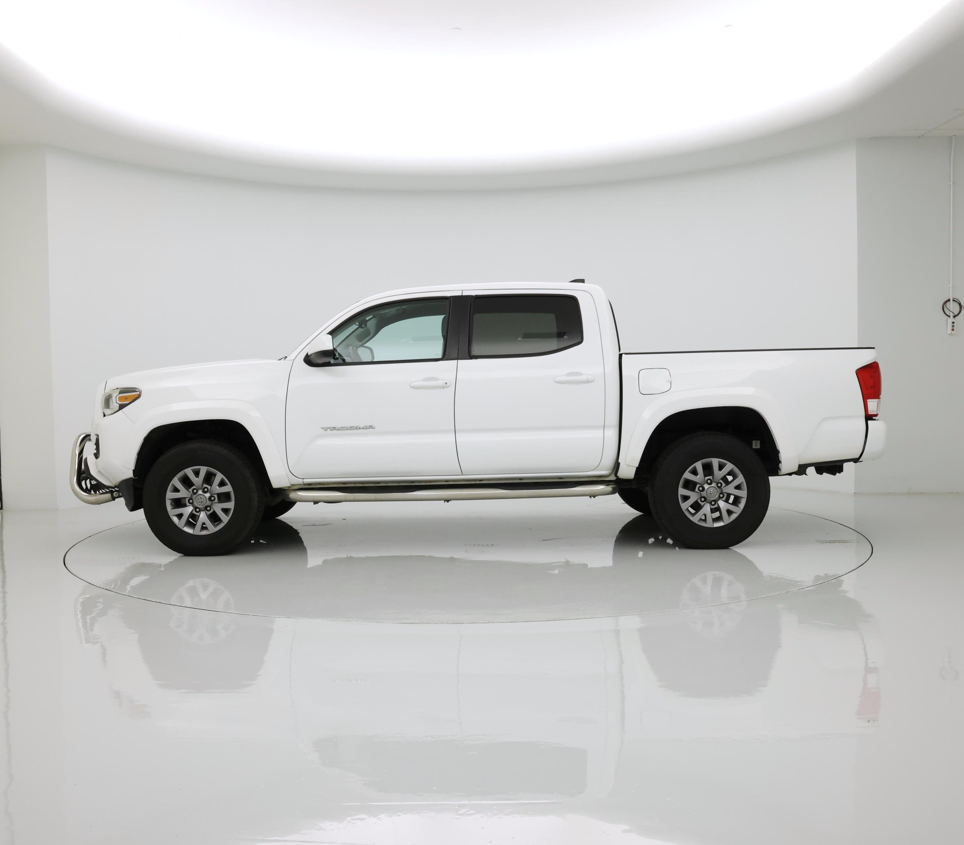 Thumbnail: 2017 Toyota Tacoma - 3