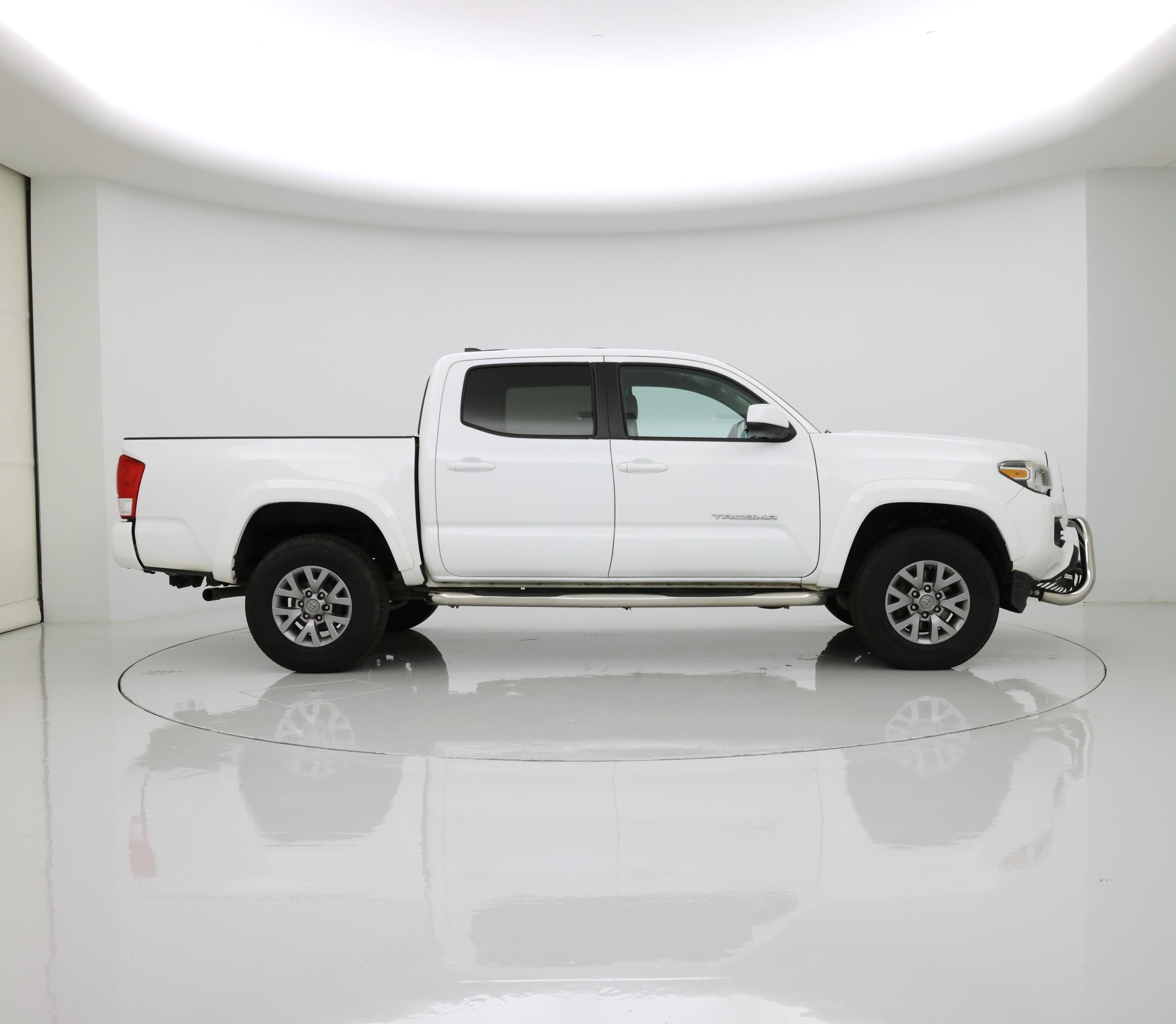 Thumbnail: 2017 Toyota Tacoma - 7