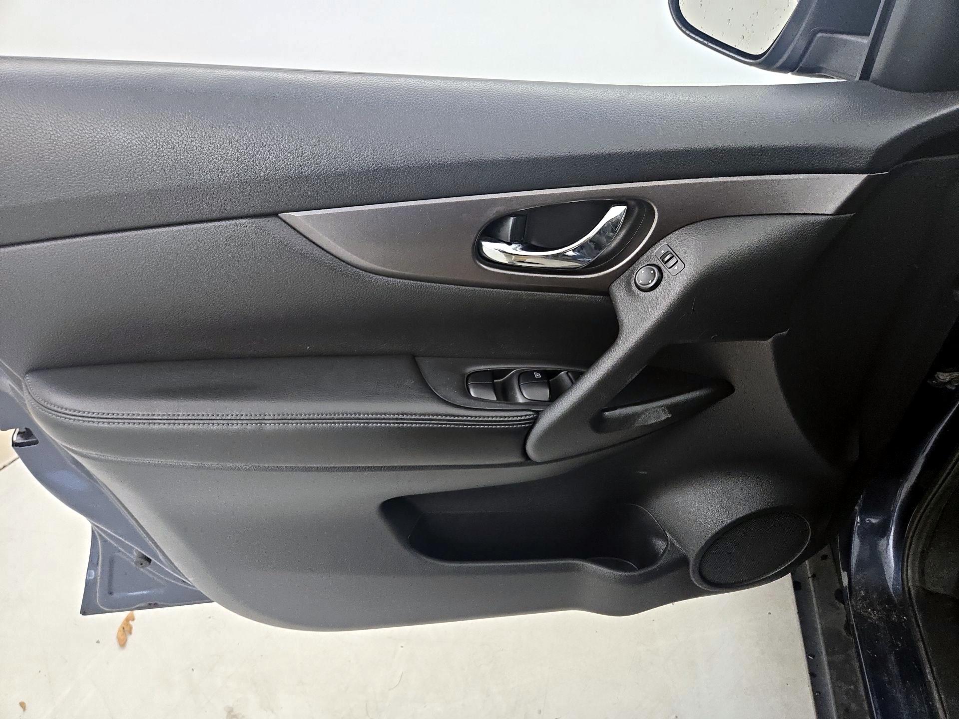 Thumbnail: 2015 Nissan Rogue - 12