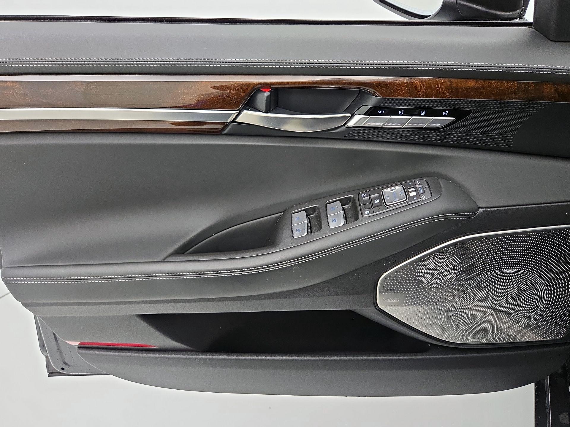 Thumbnail: 2019 Genesis G90 - 12