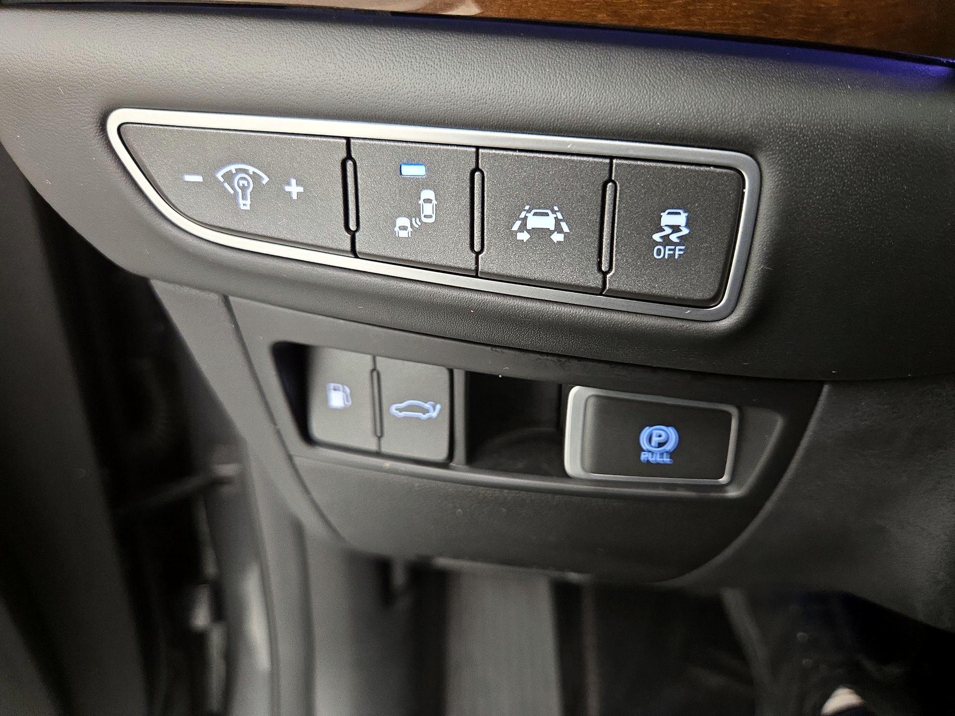 Thumbnail: 2019 Genesis G90 - 13