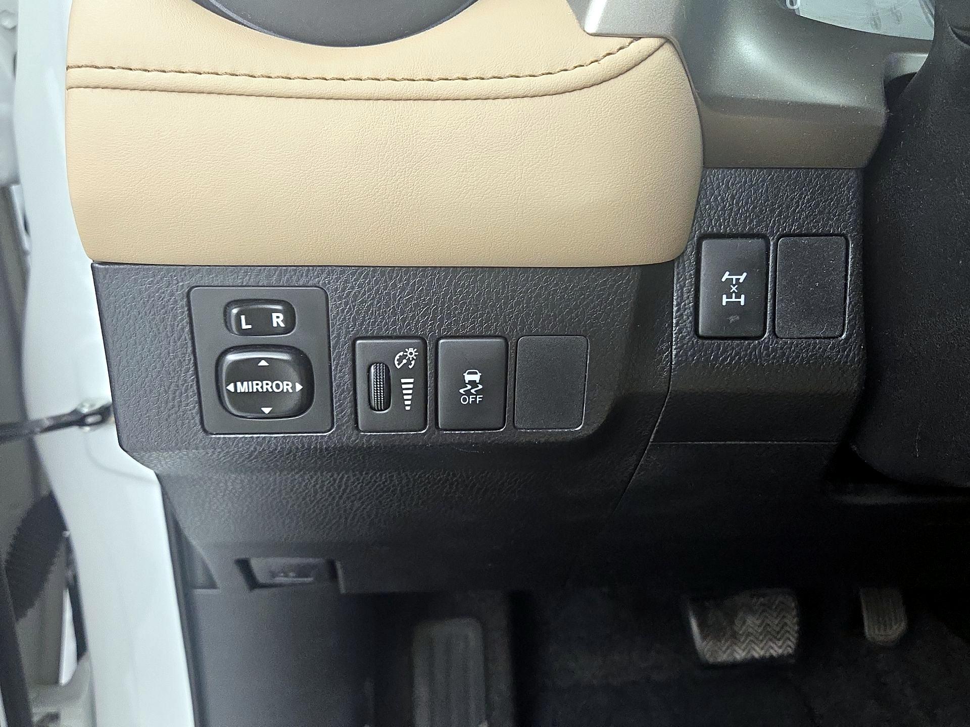 Thumbnail: 2015 Toyota RAV4 - 13