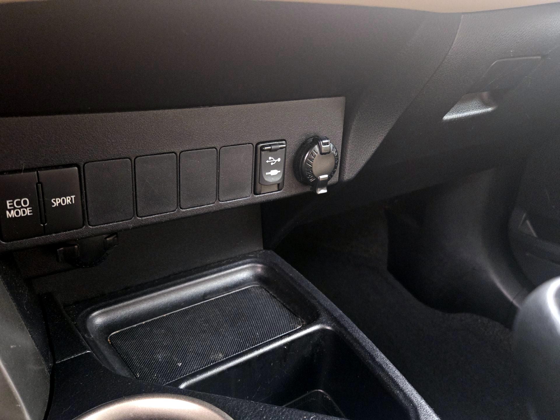 Thumbnail: 2015 Toyota RAV4 - 18
