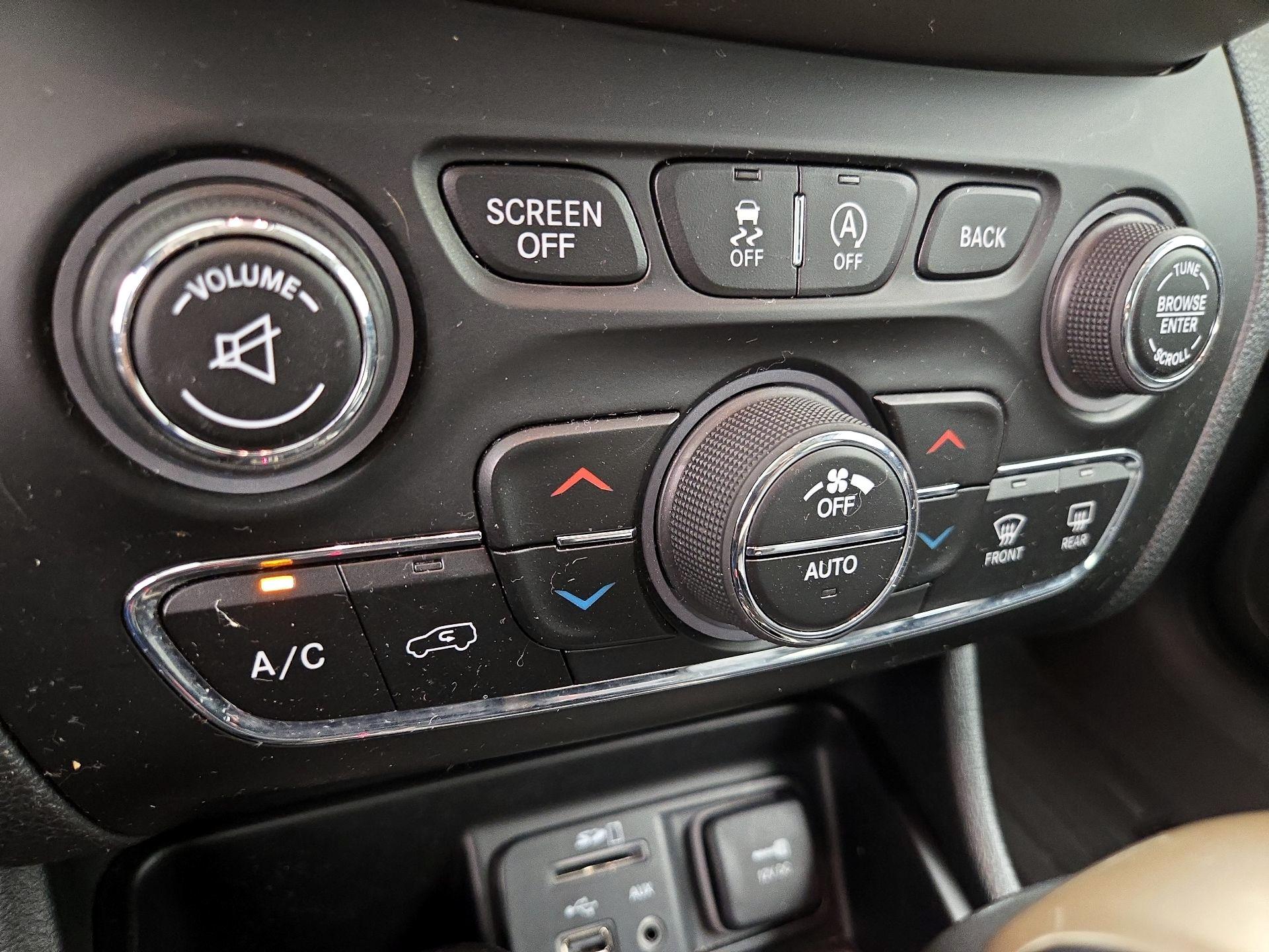 Thumbnail: 2018 Jeep Cherokee - 17