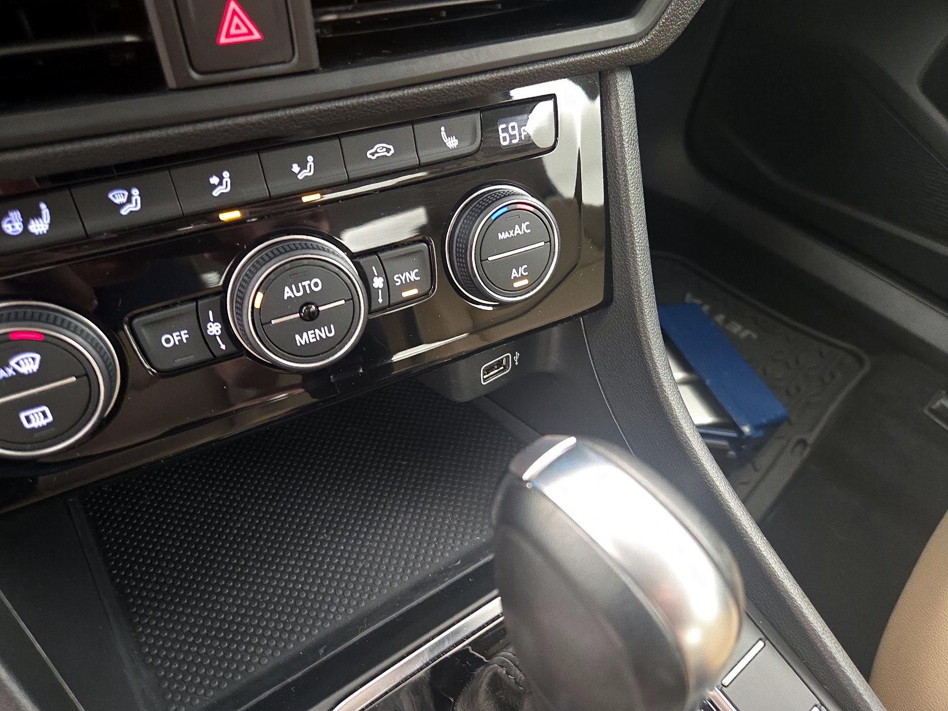 Thumbnail: 2019 Volkswagen Jetta - 18