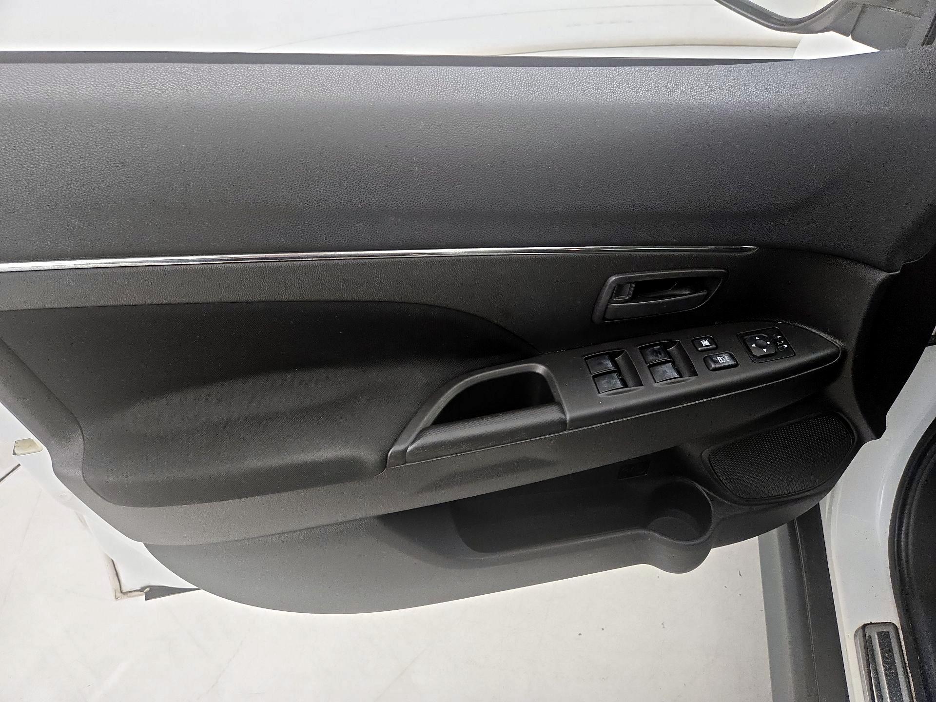 Thumbnail: 2014 Mitsubishi Outlander Sport - 12