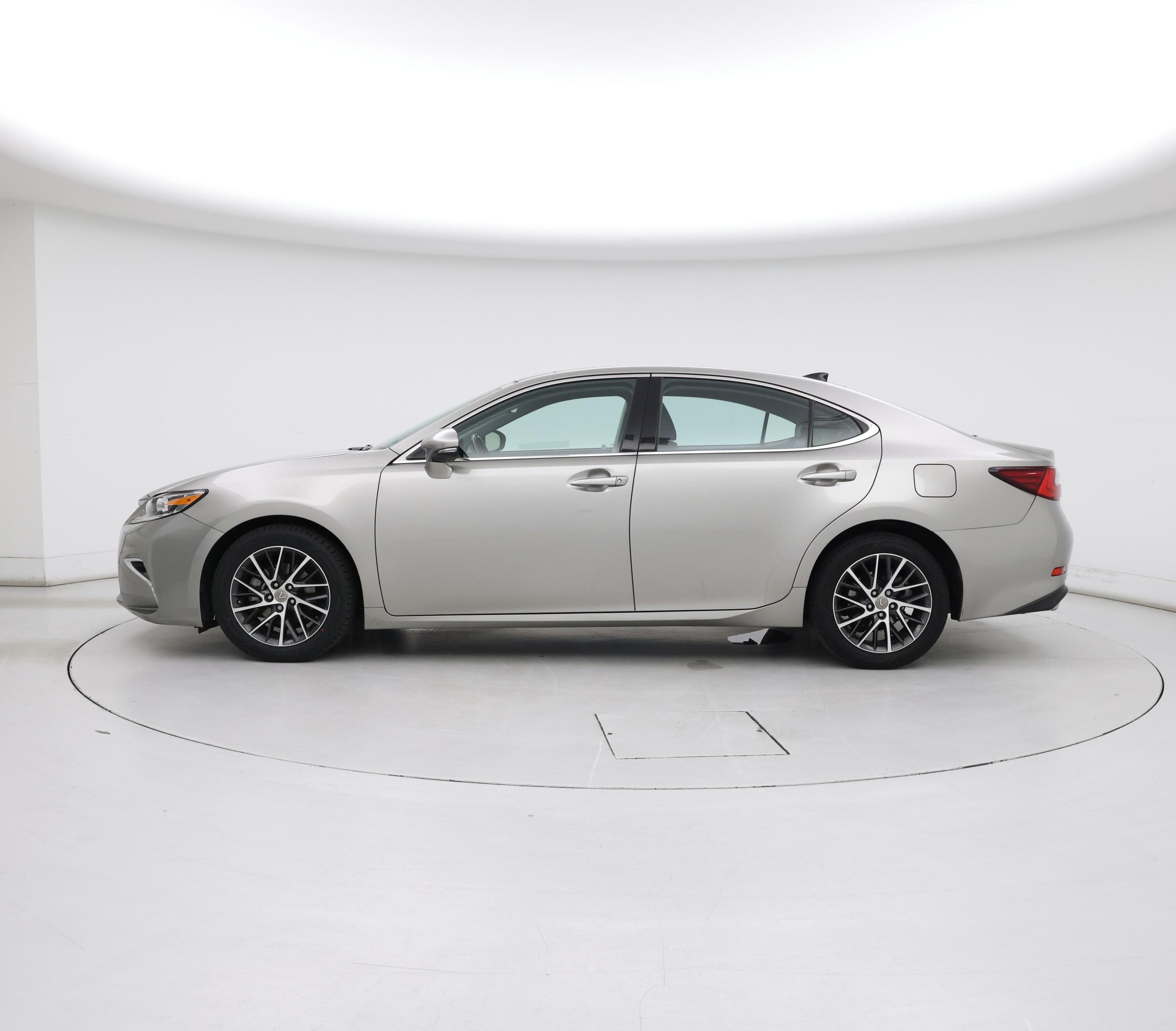 Thumbnail: 2017 Lexus ES - 3