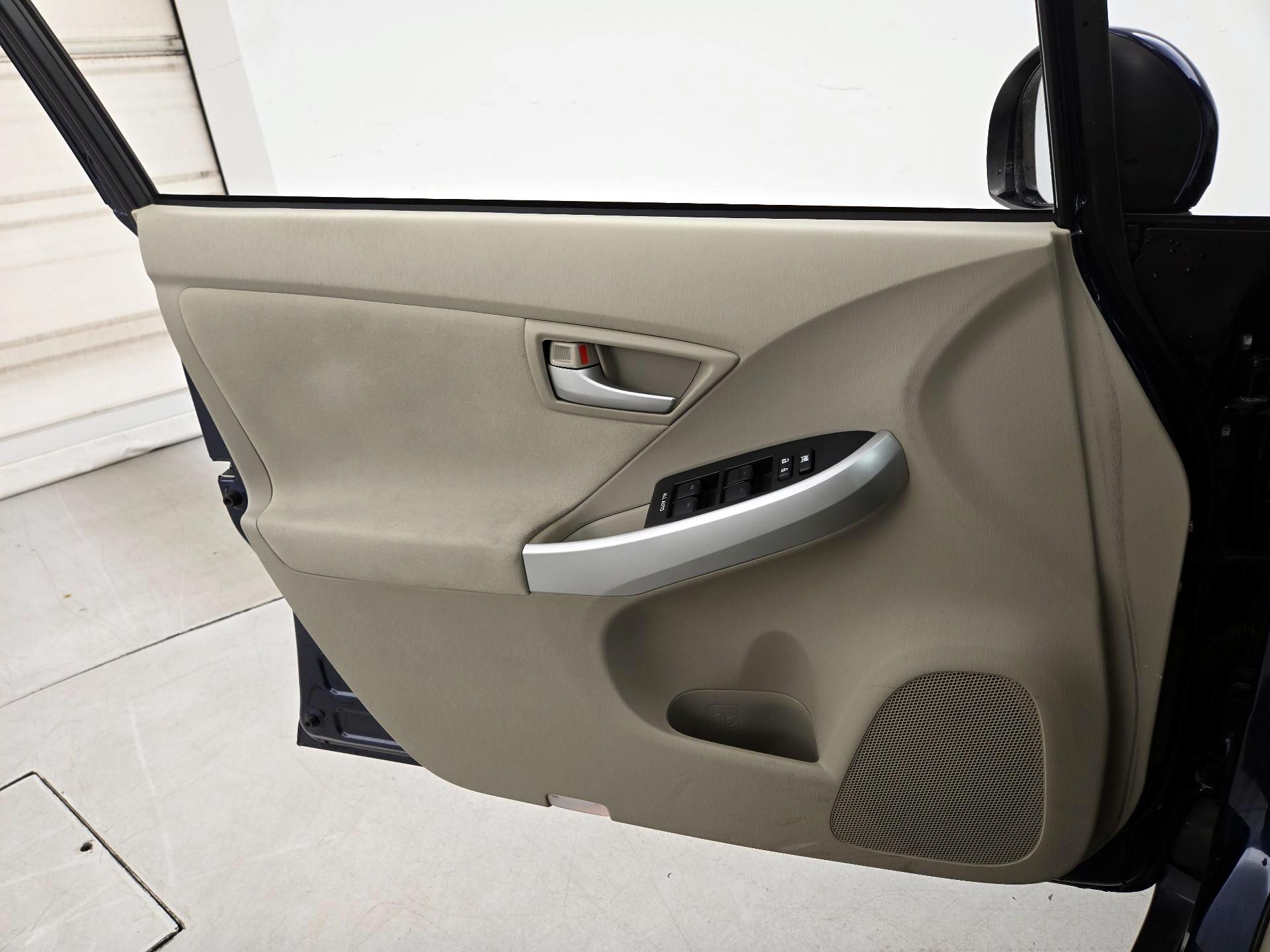 Thumbnail: 2015 Toyota Prius - 12