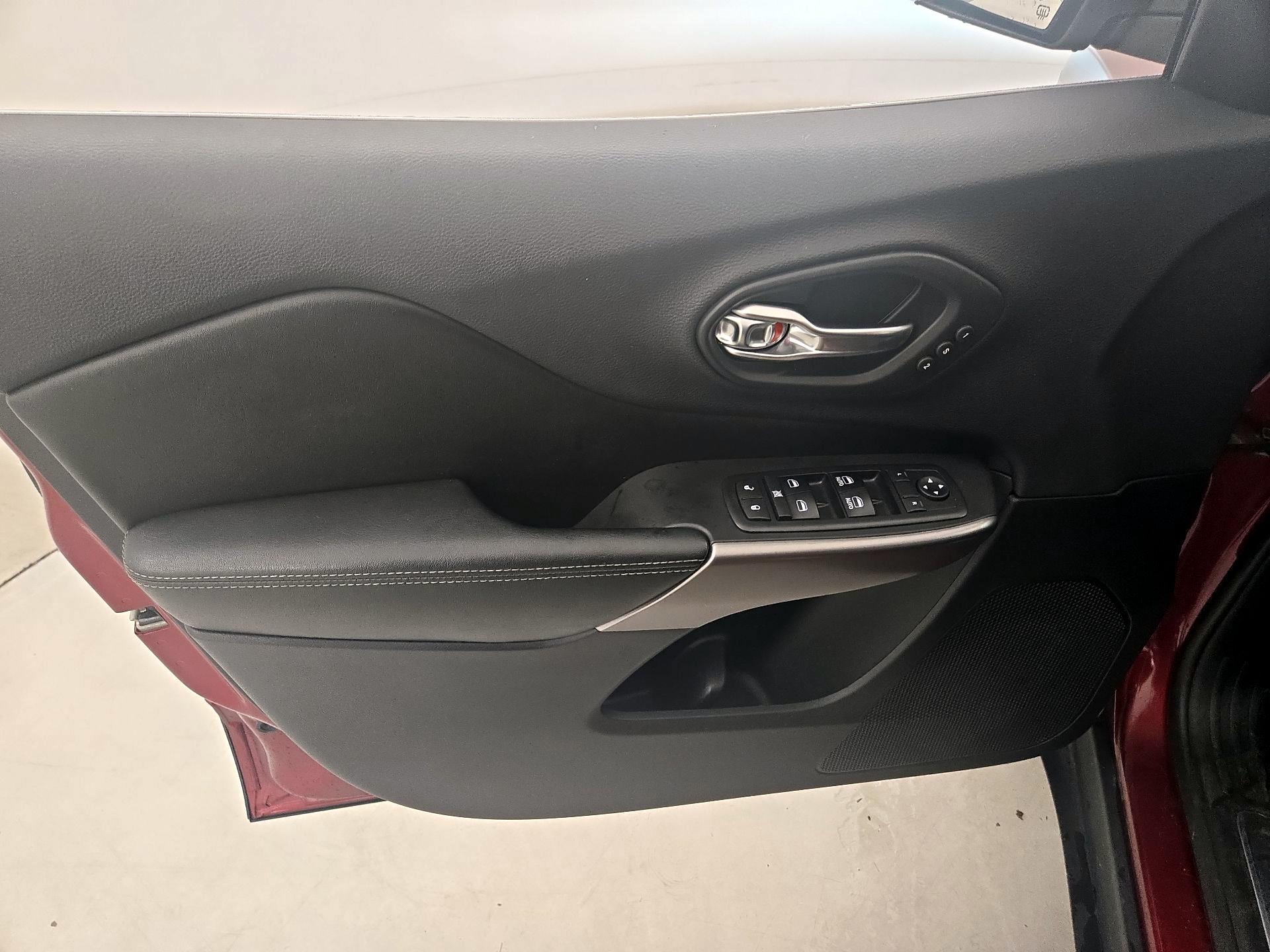 Thumbnail: 2019 Jeep Cherokee - 12
