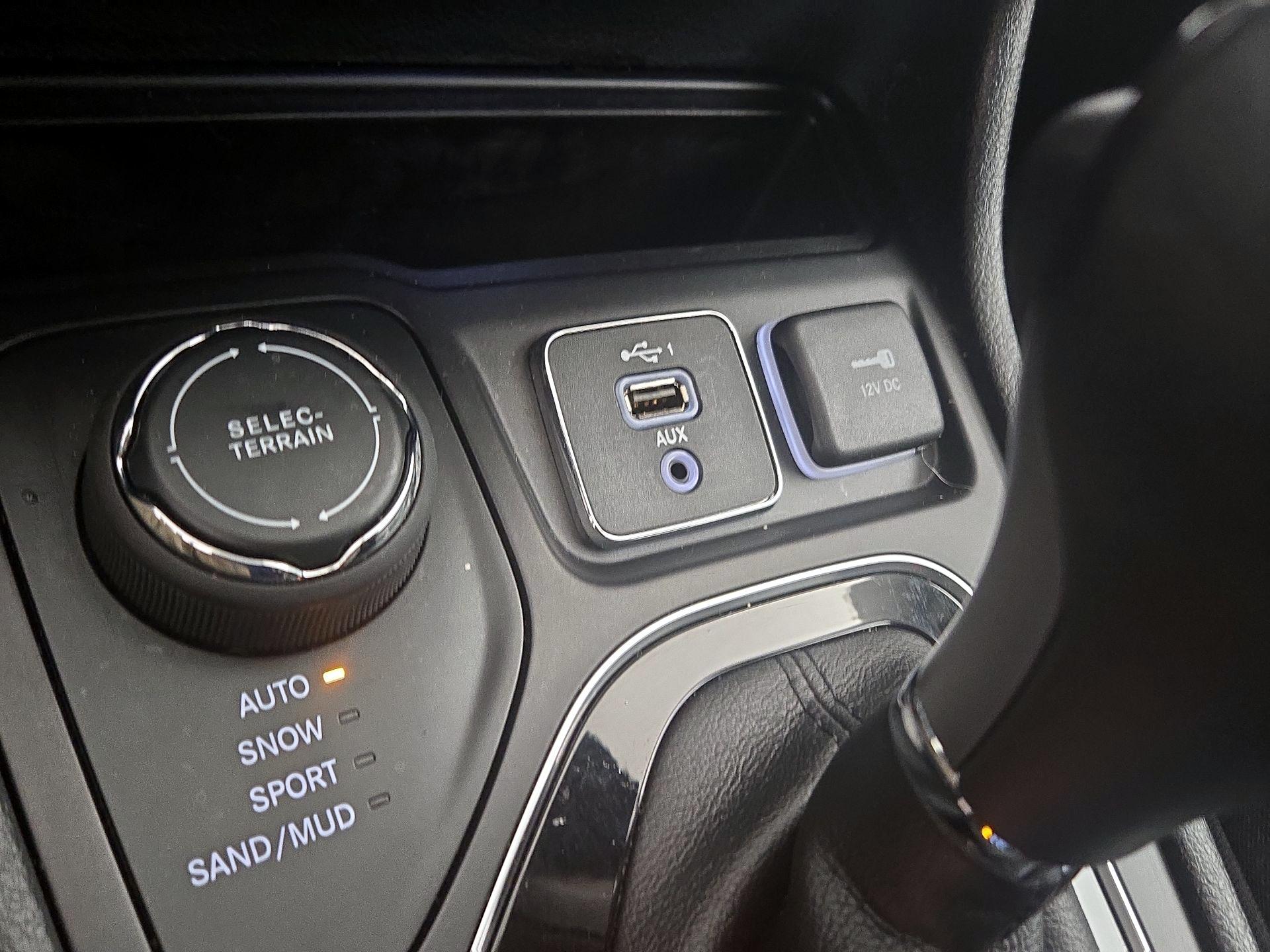 Thumbnail: 2019 Jeep Cherokee - 18