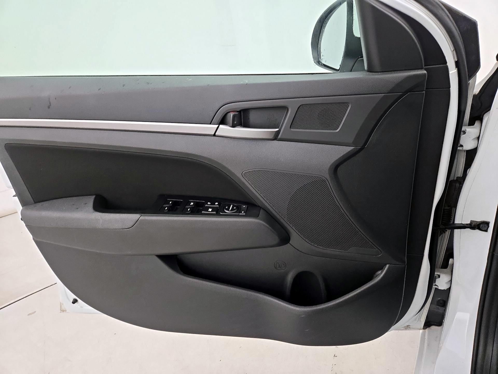 Thumbnail: 2017 Hyundai Elantra - 12