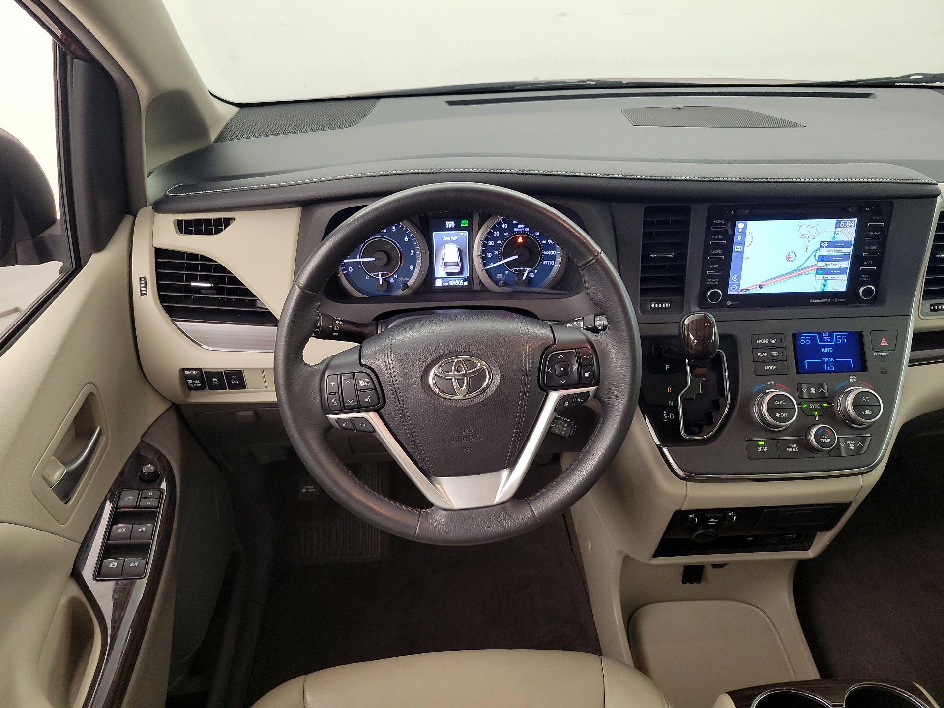 Thumbnail: 2018 Toyota Sienna - 10