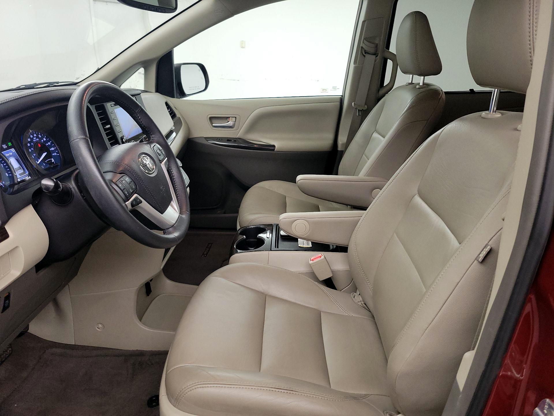 Thumbnail: 2018 Toyota Sienna - 11