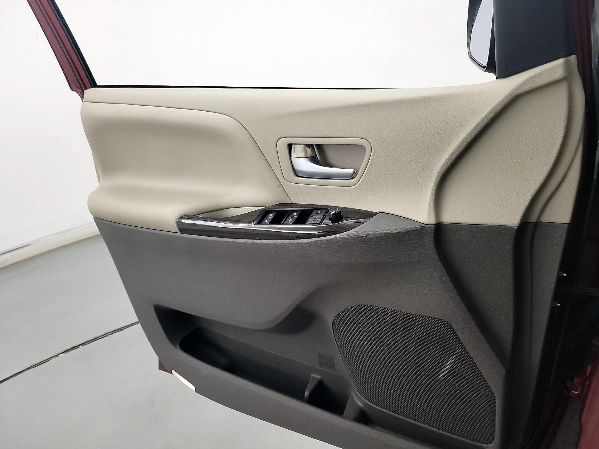 Thumbnail: 2018 Toyota Sienna - 12