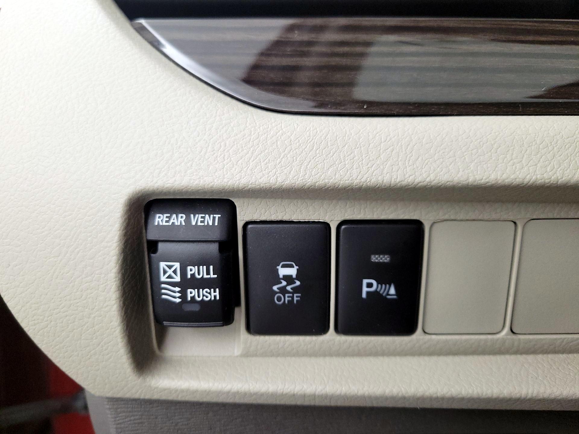 Thumbnail: 2018 Toyota Sienna - 13