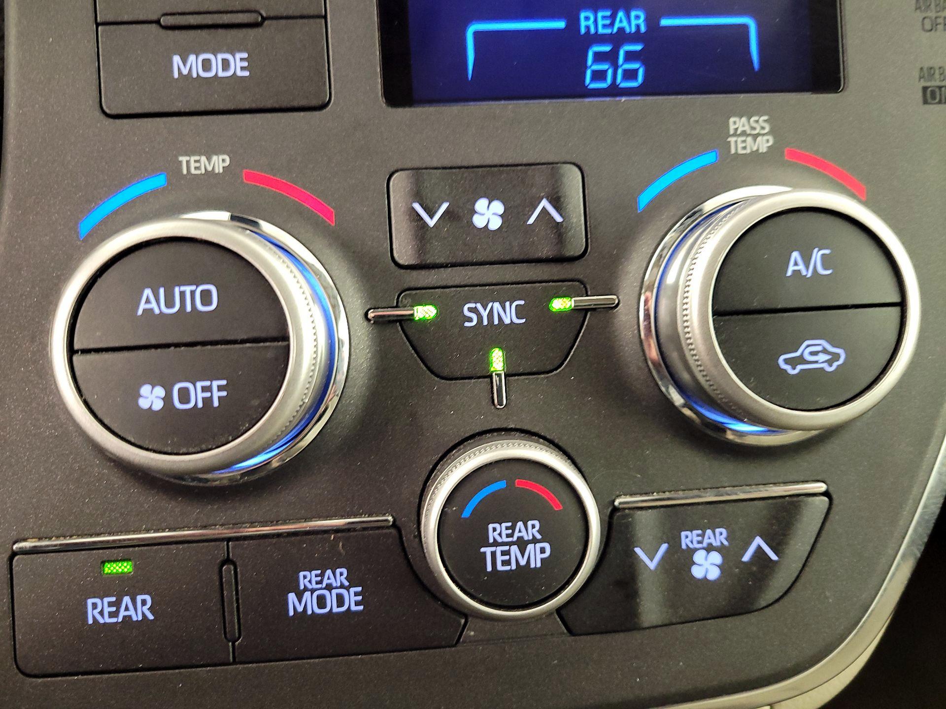 Thumbnail: 2018 Toyota Sienna - 17