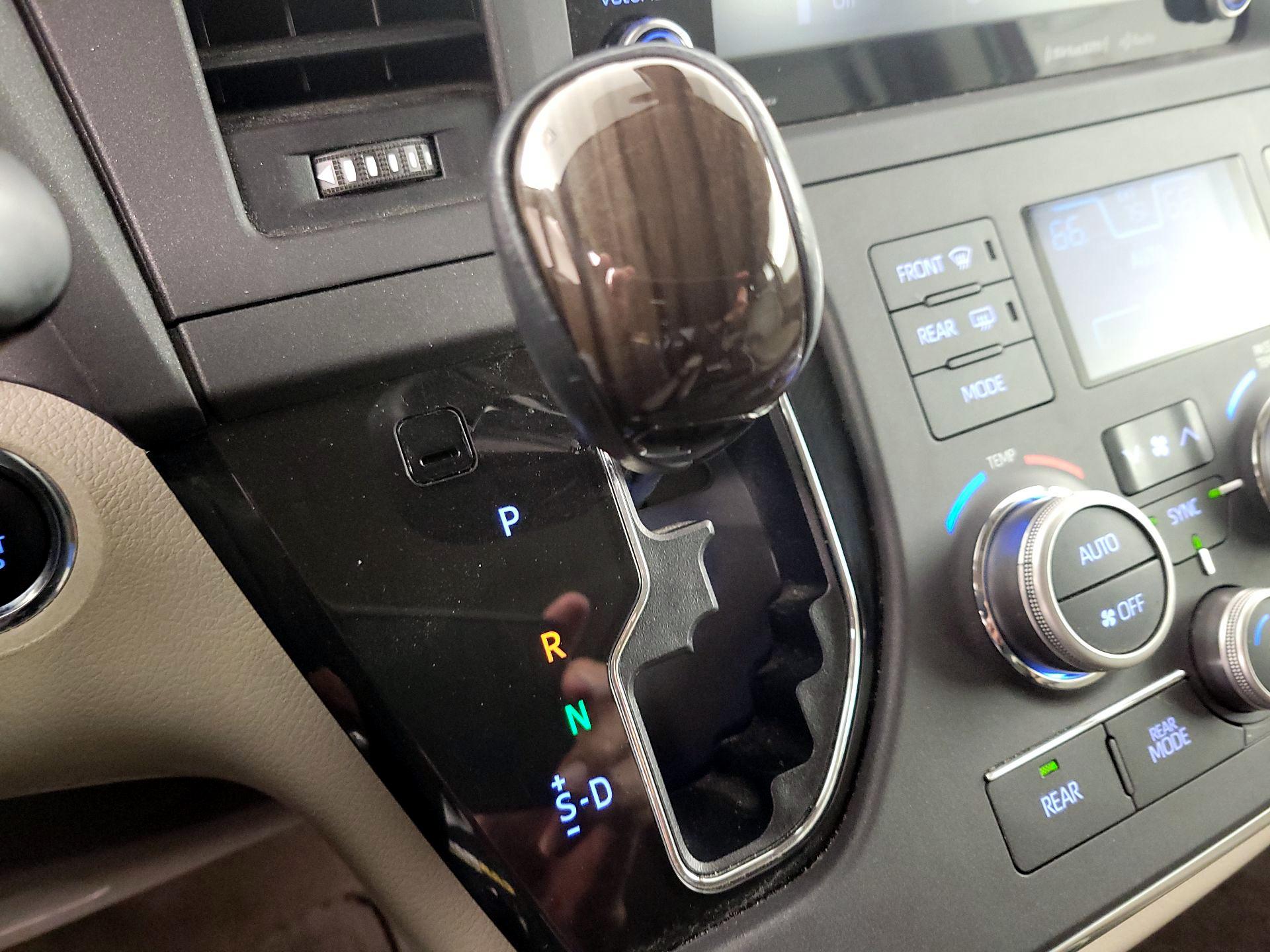 Thumbnail: 2018 Toyota Sienna - 18
