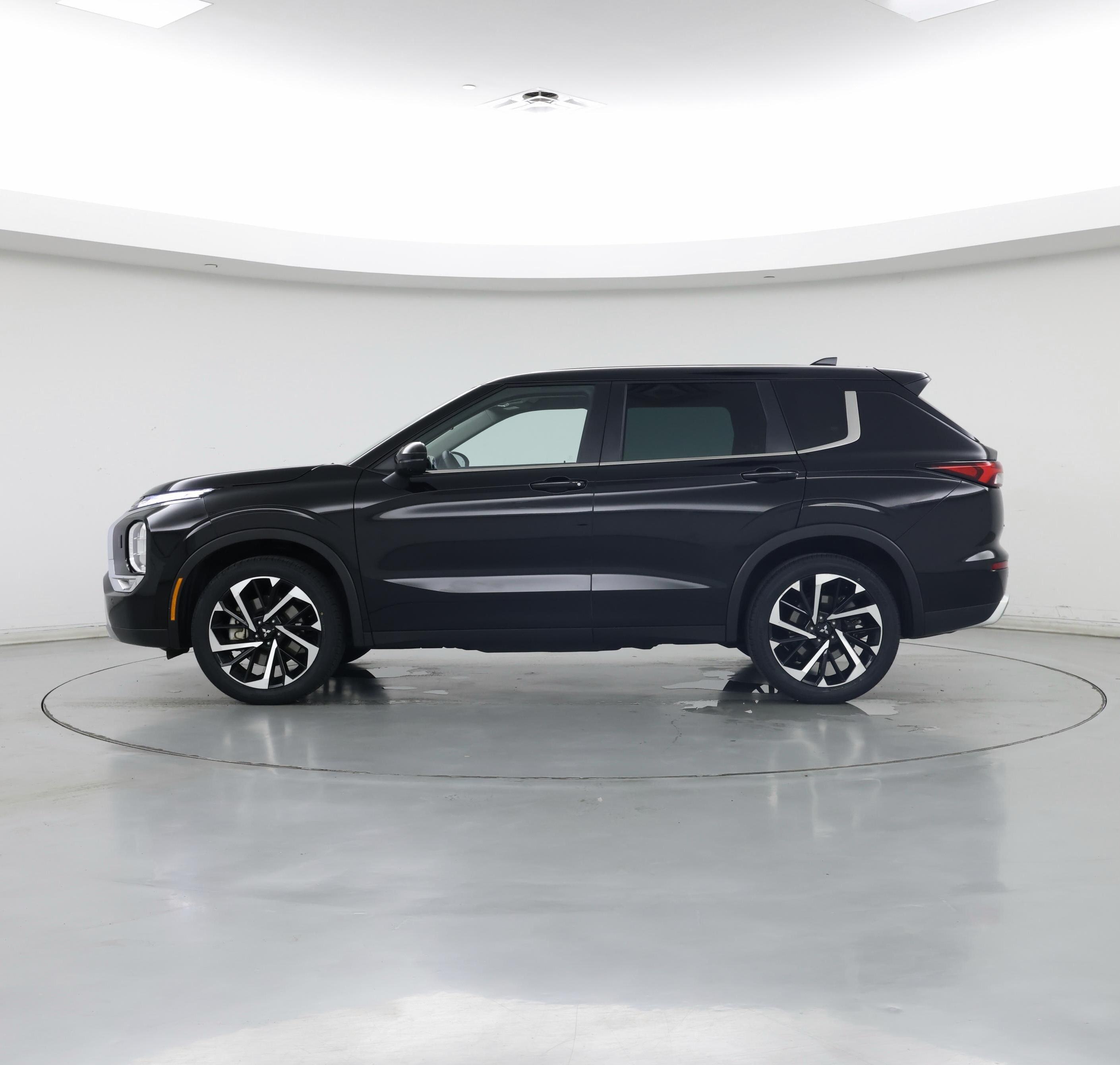 Thumbnail: 2023 Mitsubishi Outlander - 3