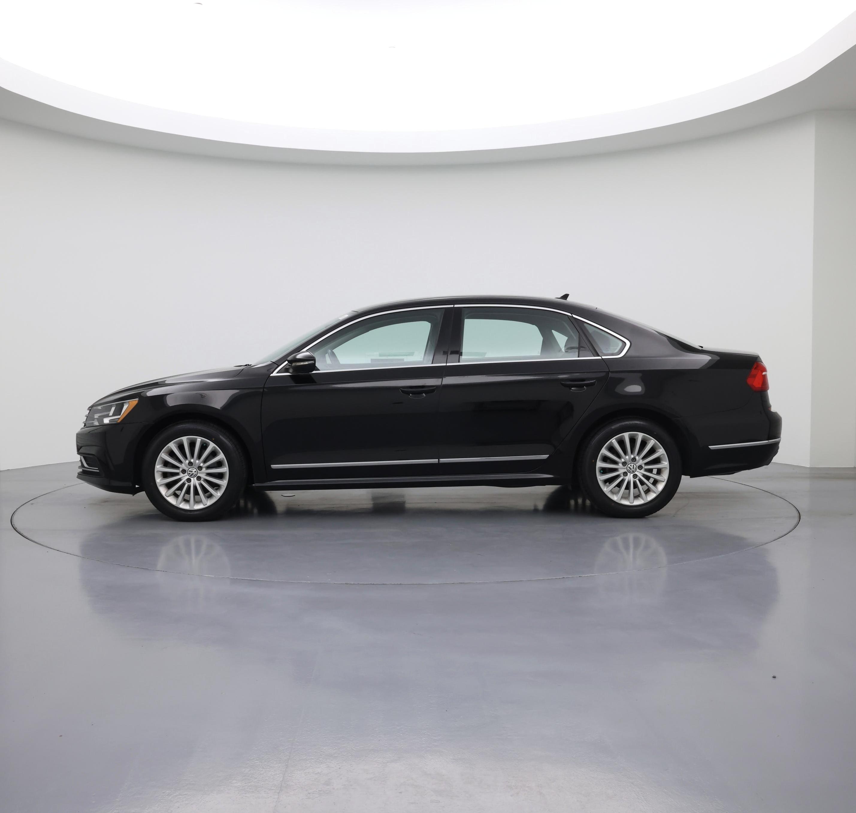 Thumbnail: 2016 Volkswagen Passat - 3