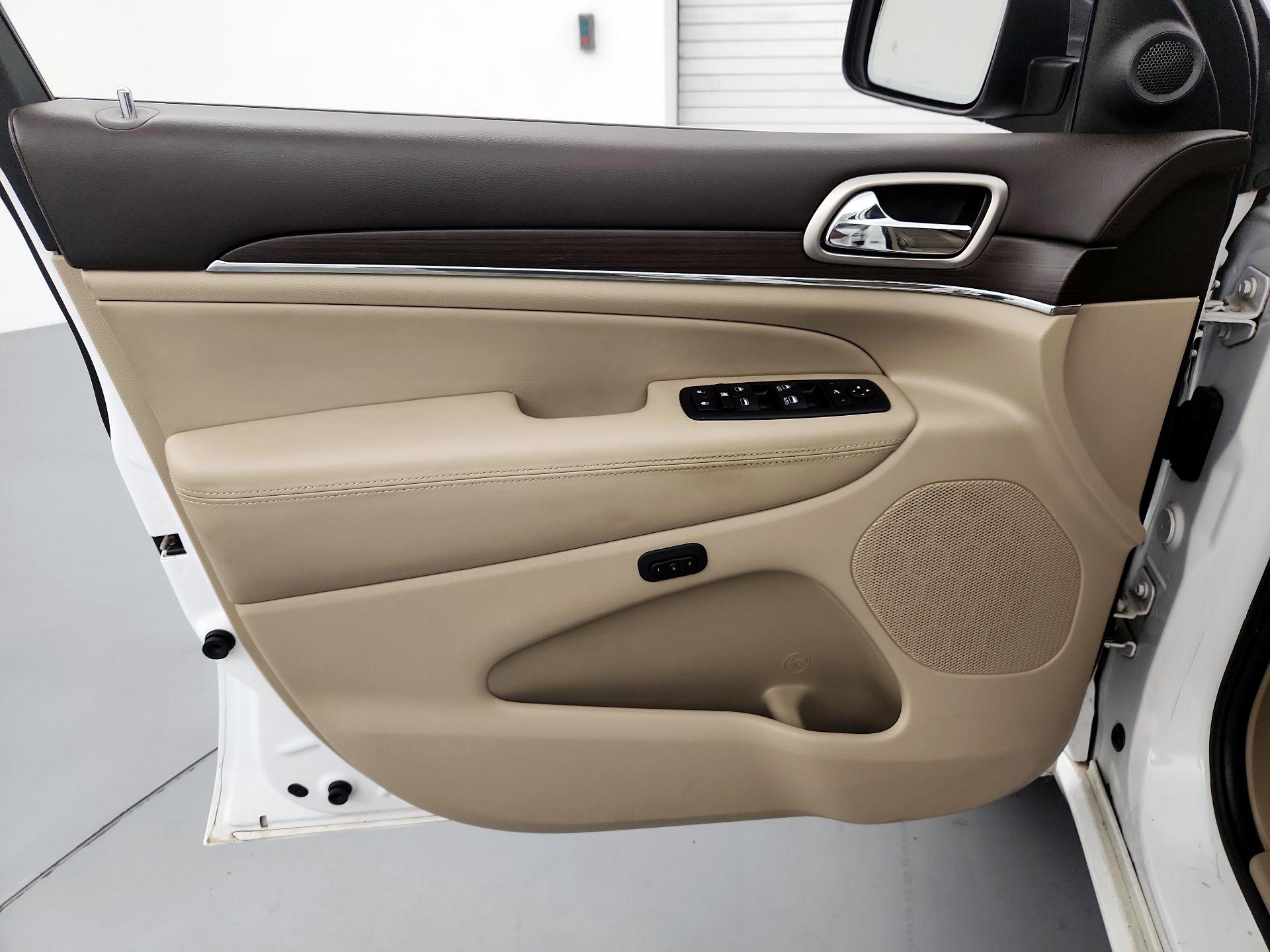 Thumbnail: 2015 Jeep Grand Cherokee - 12